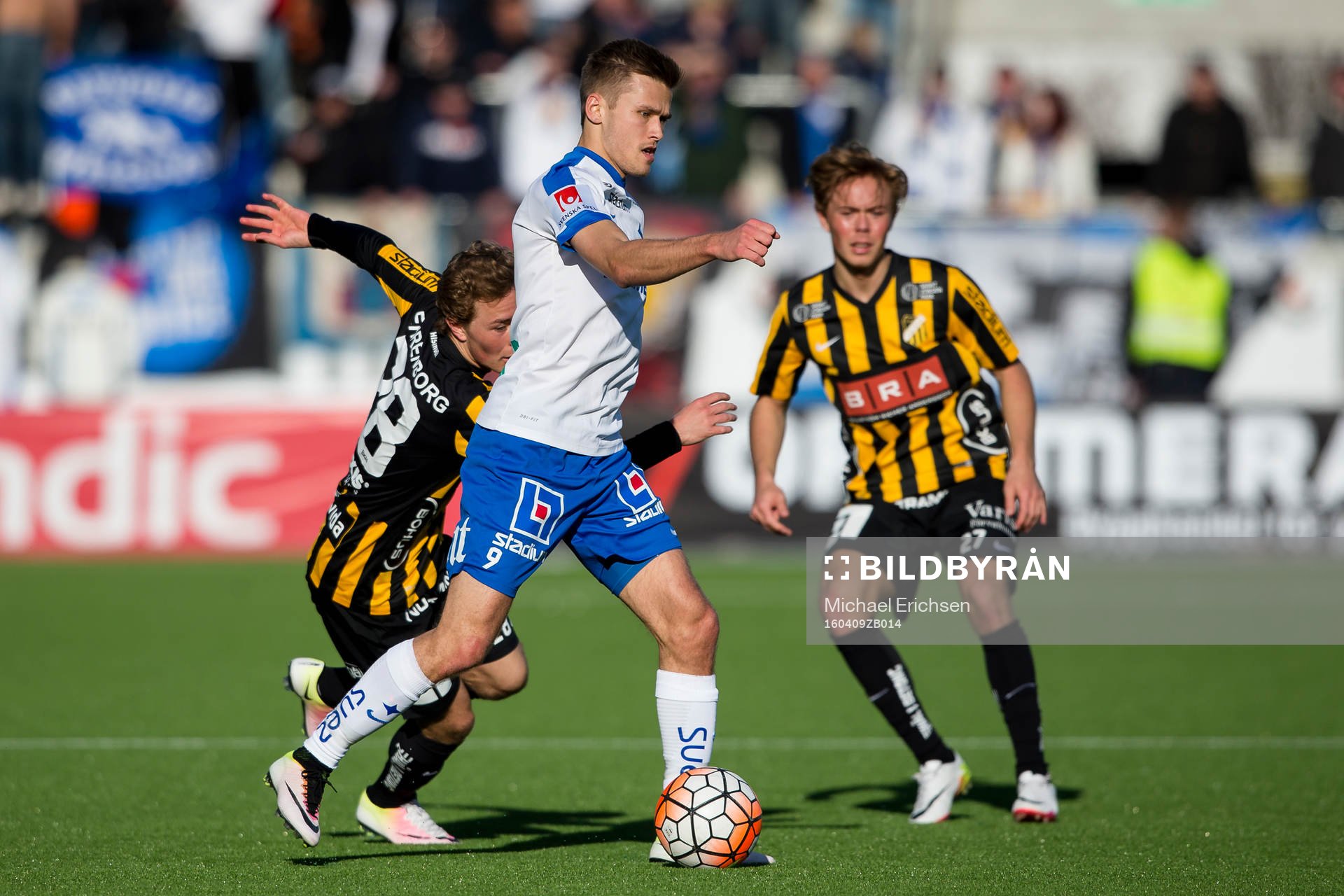 Norrköpings Arnor Ingvi Traustason mot Häckens Adam Andersson under fotbollsmatchen i Allsvenskan mellan Häcken och IFK Norrköping den 9 april 2016 i Göteborg.