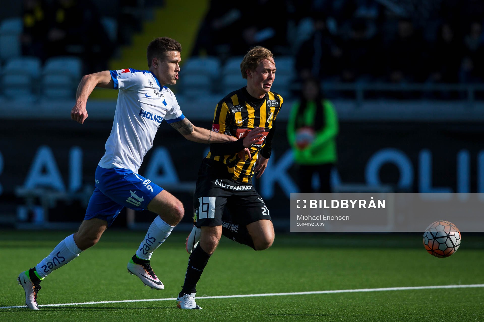 Norrköpings Arnor Ingvi Traustason i kamp med Häckens Joel Andersson under fotbollsmatchen i Allsvenskan mellan Häcken och IFK Norrköping den 9 april 2016 i Göteborg.