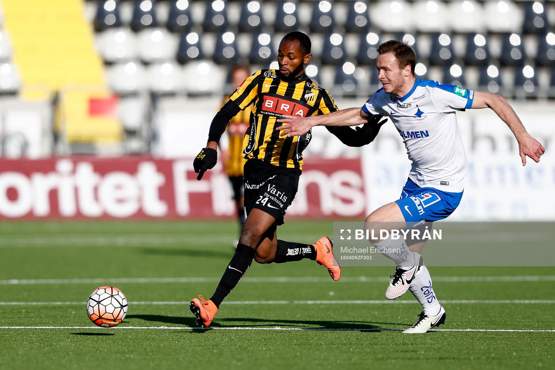 Häckens René Makondele och Norrköpings Jon Gudni Fjoluson under fotbollsmatchen i Allsvenskan mellan Häcken och IFK Norrköping den 9 april 2016 i Göteborg.