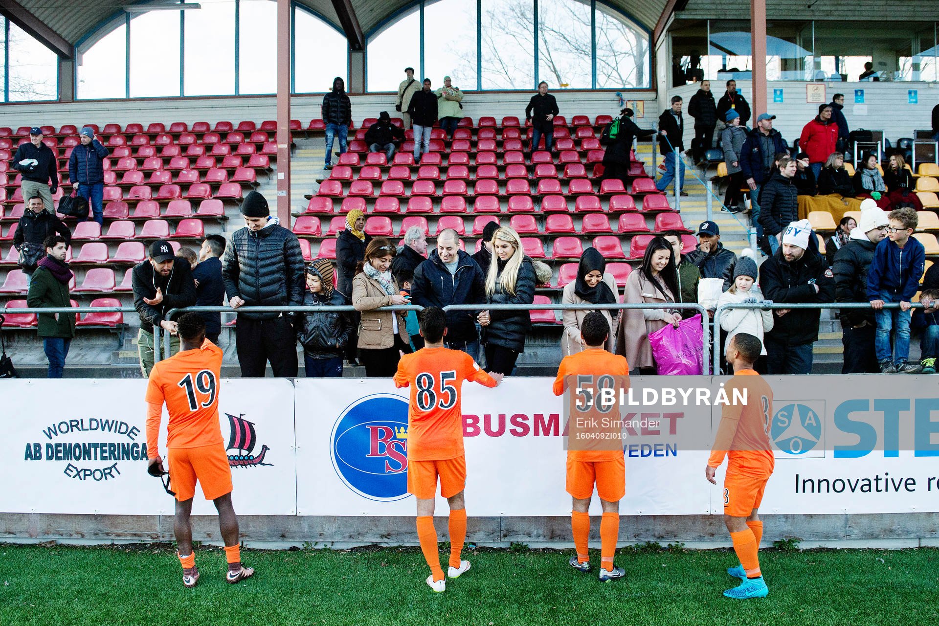 Delar av Athletics lag talar med publiken