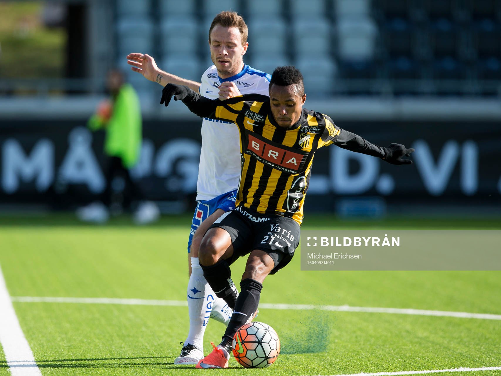 Häckens Nasiru Mohammed före Norrköpings Jon Gudni