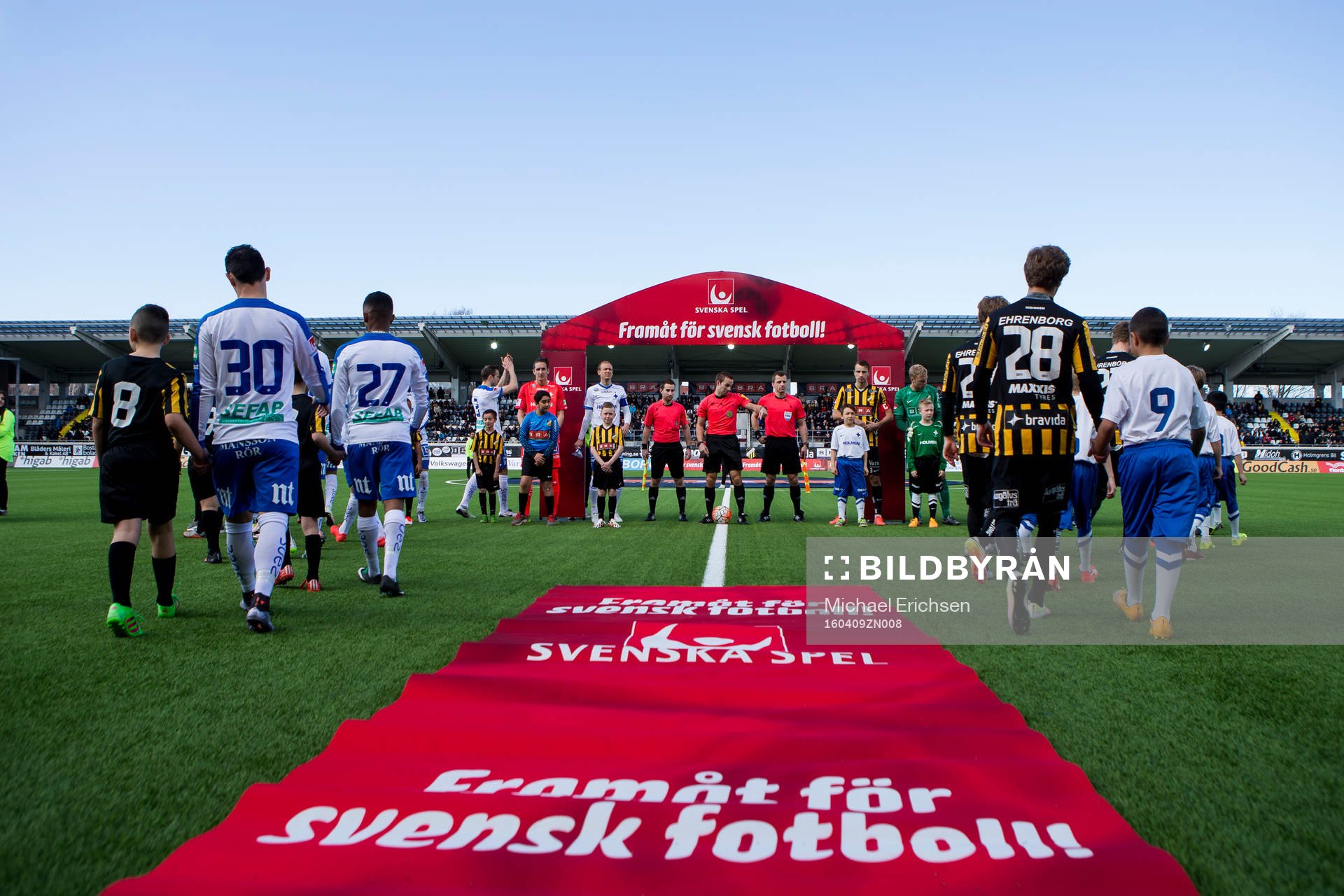 Lagen på väg in på planen innan fotbollsmatchen i Allsvenskan mellan Häcken och IFK Norrköping den 9 april 2016 i Göteborg.