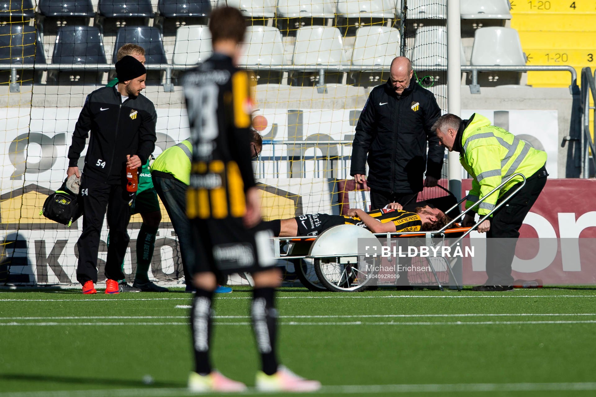 Häckens Simon Sandberg rullas ut på bår skadad