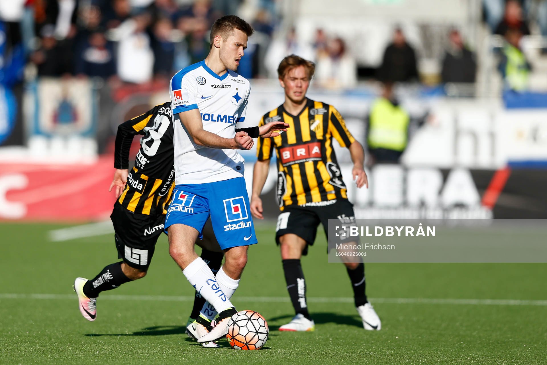Norrköpings Arnor Ingvi Traustason och Häckens Adam Andersson och Joel Andersson under fotbollsmatchen i Allsvenskan mellan Häcken och IFK Norrköping den 9 april 2016 i Göteborg.