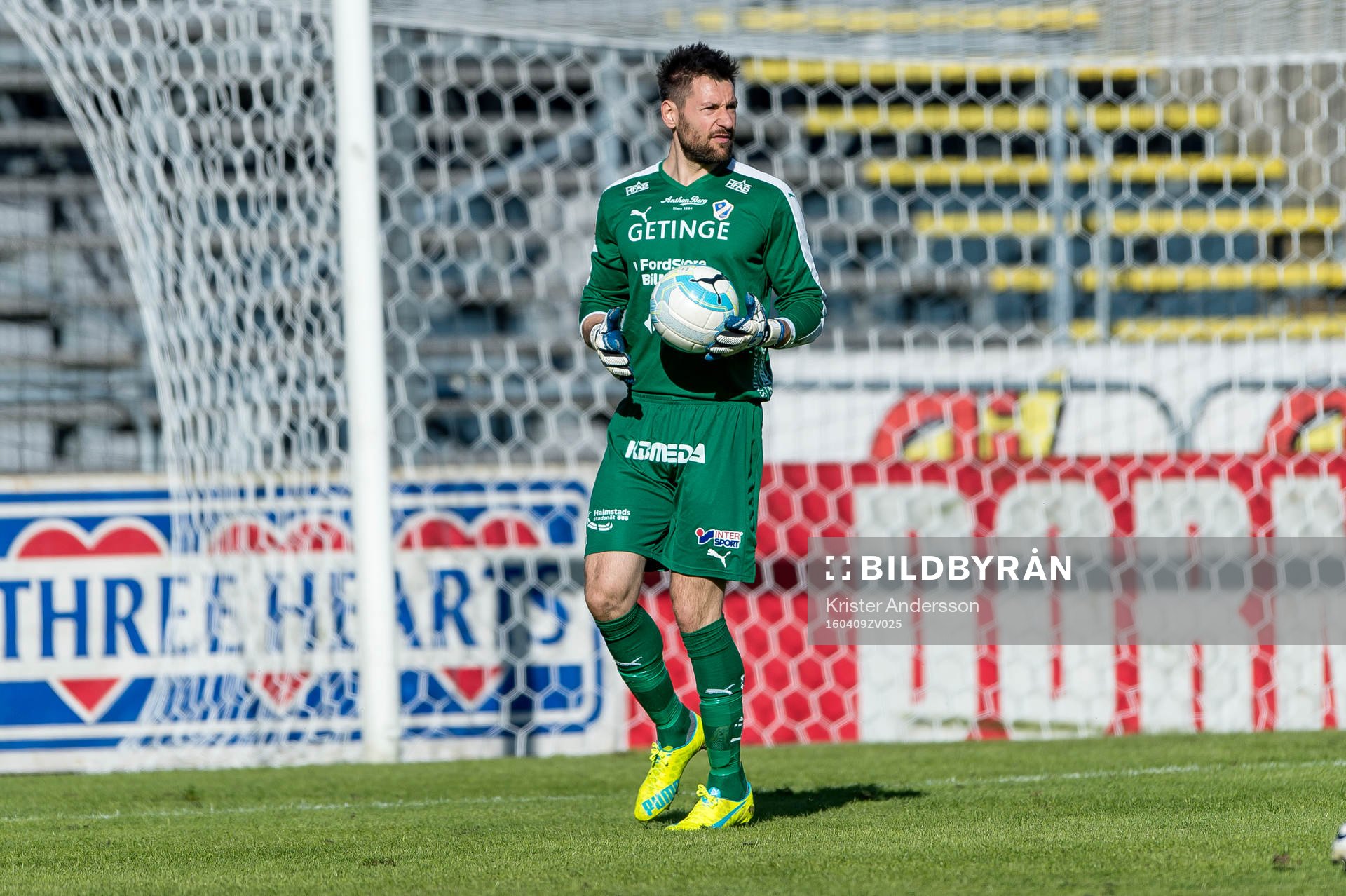 Halmstads målvakt Stojan Lukic under fotbollsmatchen i Superettan mellan Halmstad och Trelleborg den 9 april 2016 i Halmstad.