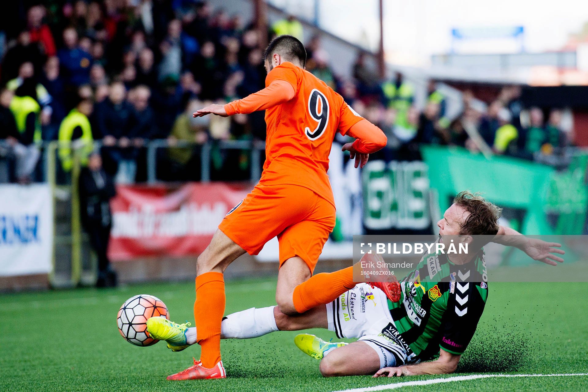 GAIS Craig Henderson glidtacklar Athletics Sasa Matic