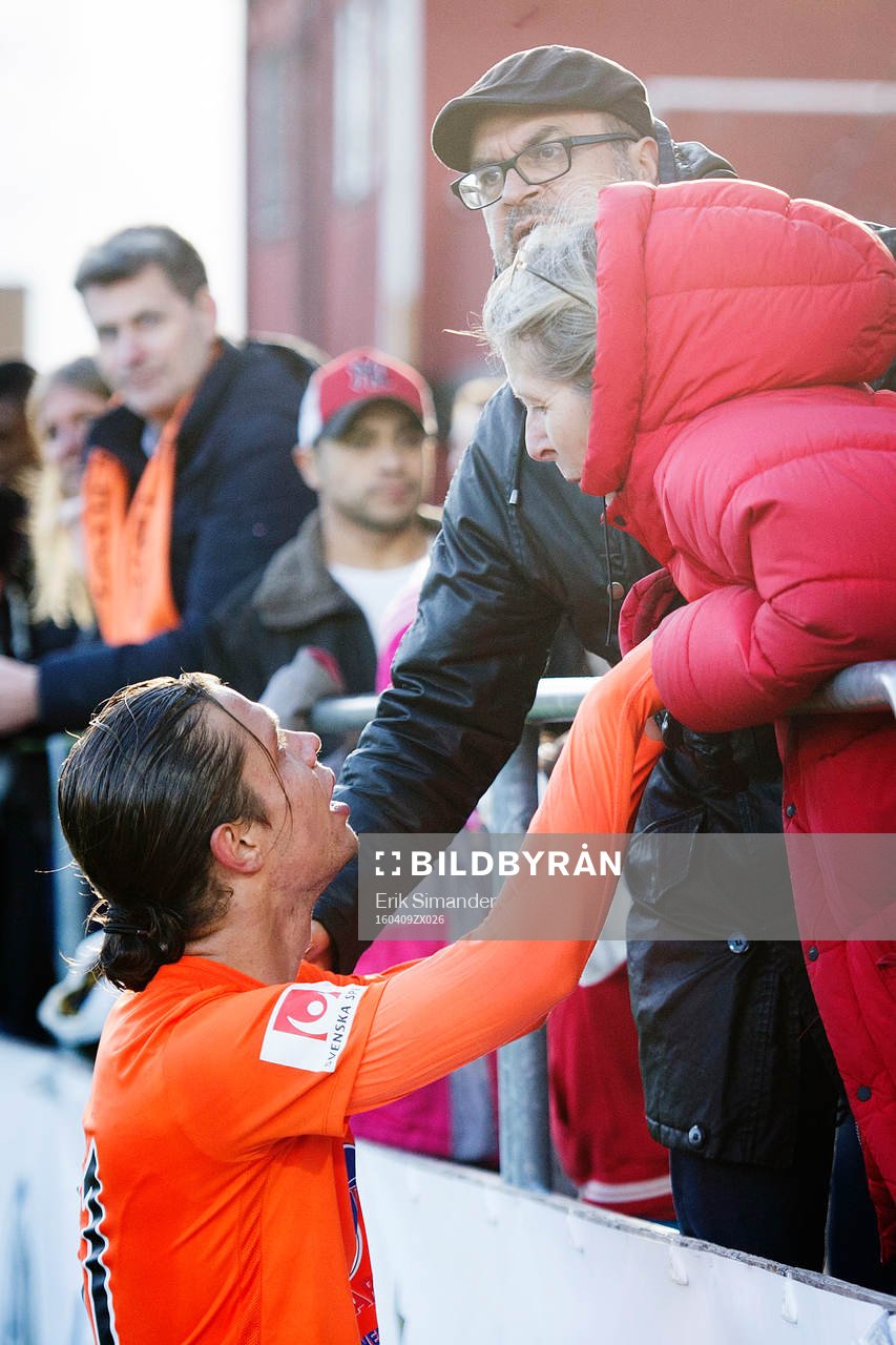Athletics Erik Figueroa pratar med publiken