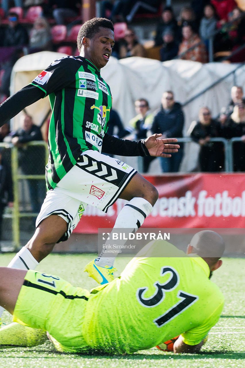 GAIS Luther Singh och Athletics målvakt Joshua Wicks