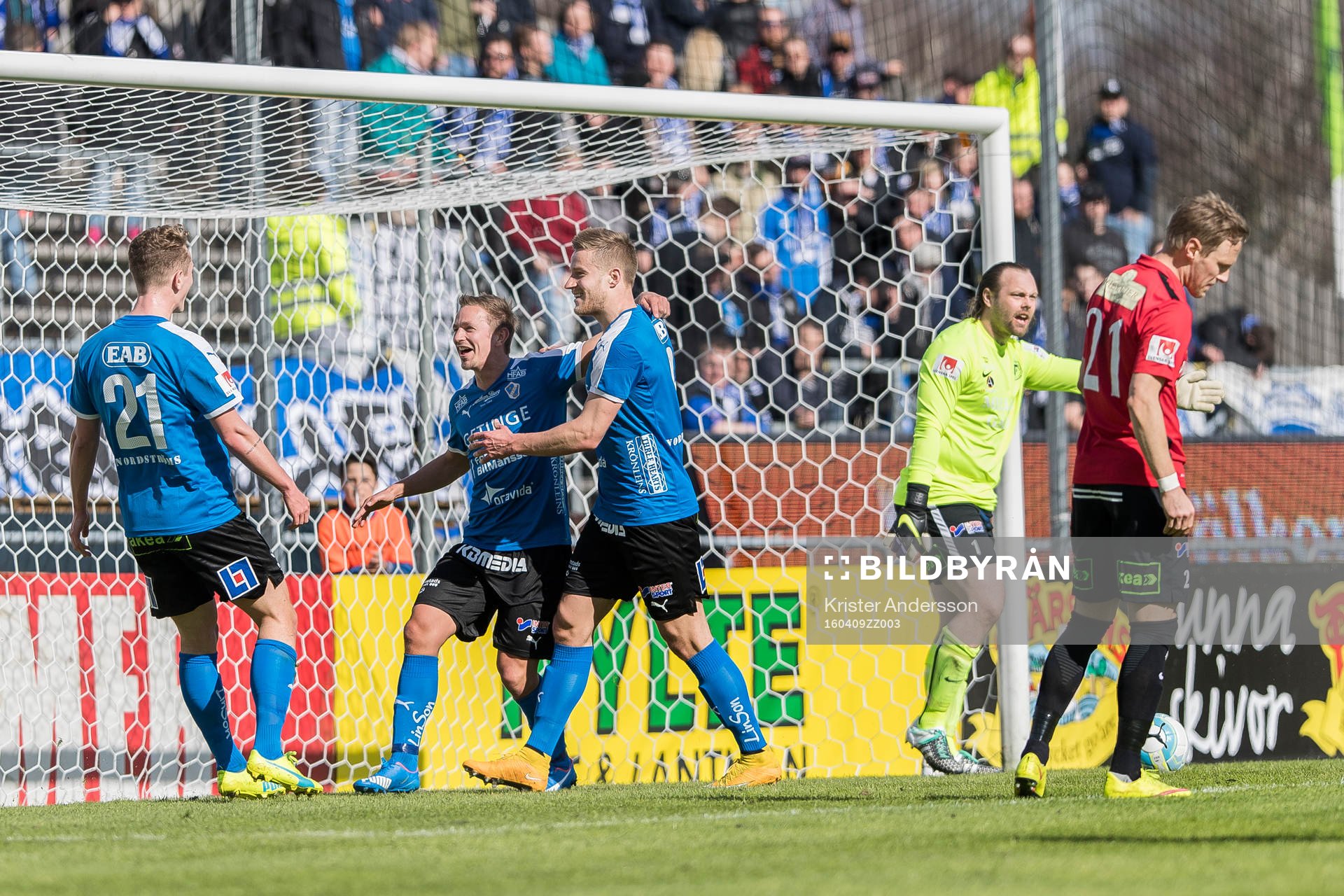 Halmstads Fredrik Olsson mitt i bild jublar