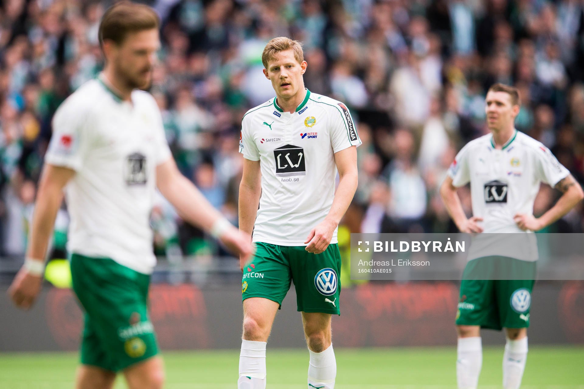 Hammarbys Lars Saetra och Birkir Már Saevarsson ser