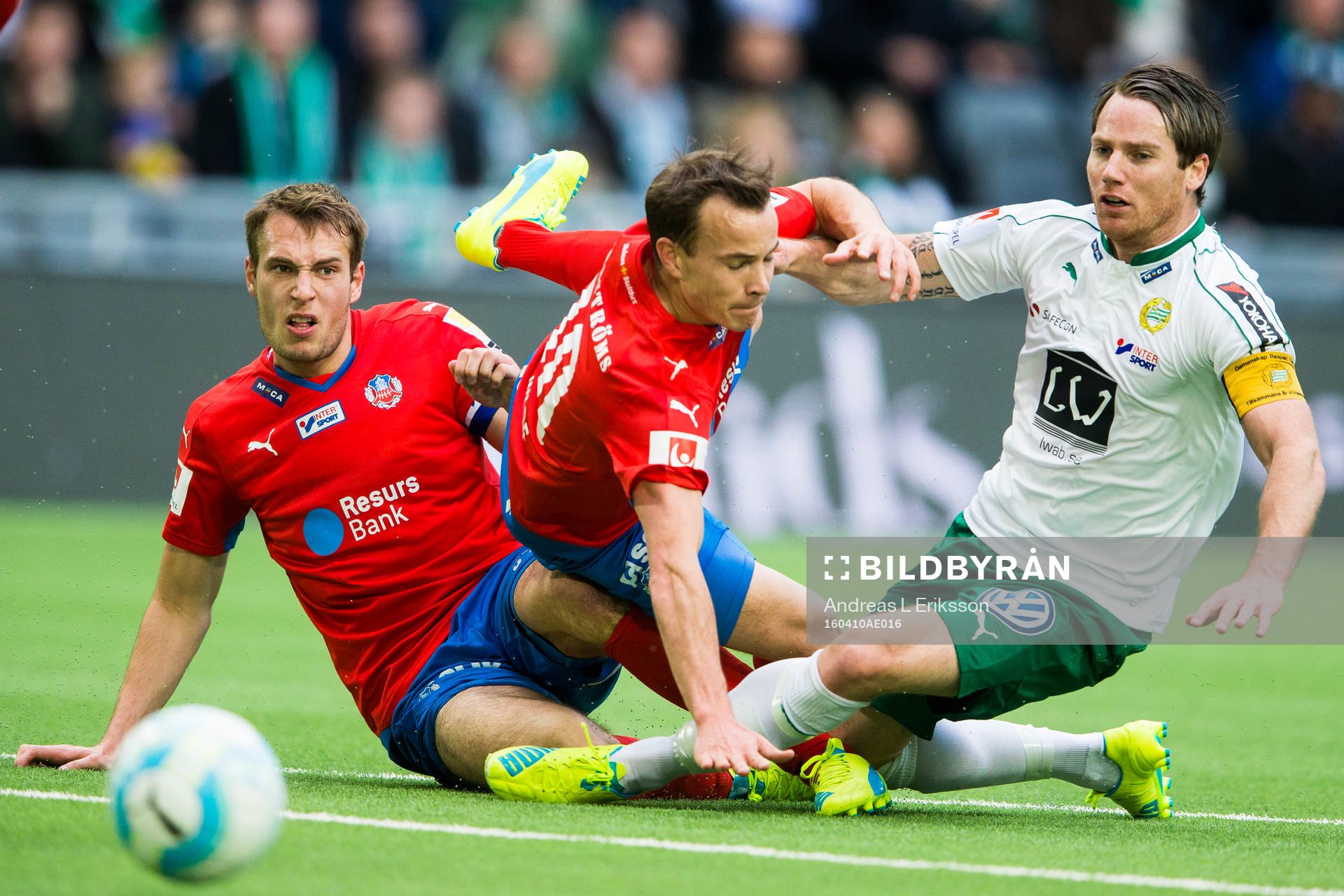 Helsingborgs Frederik Helstrup och Anton Wede i kamp om