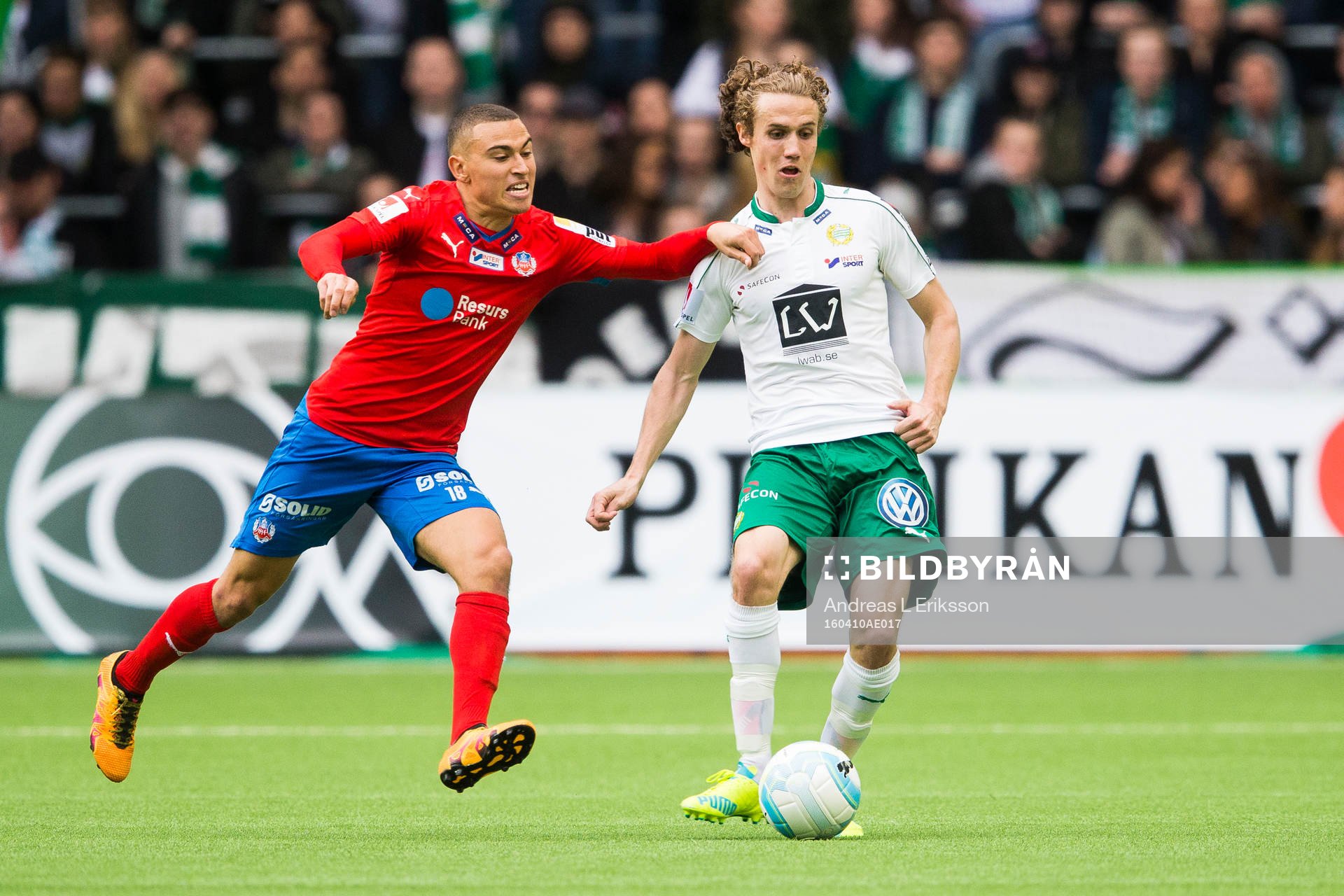 Helsingborgs Jordan Larsson i kamp om bollen med Hammarbys Fredrik Torsteinbö under fotbollsmatchen i Allsvenskan mellan Hammarby och Helsingborg den 10 april 2016 i Stockholm. 
