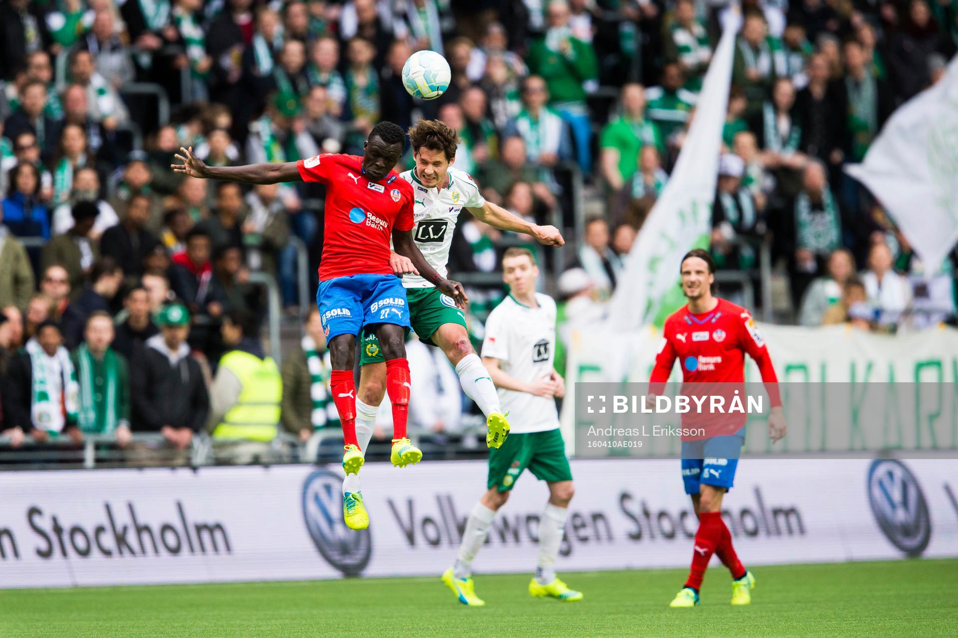 Helsingborgs Lalawélé Atakora i en nickduell med