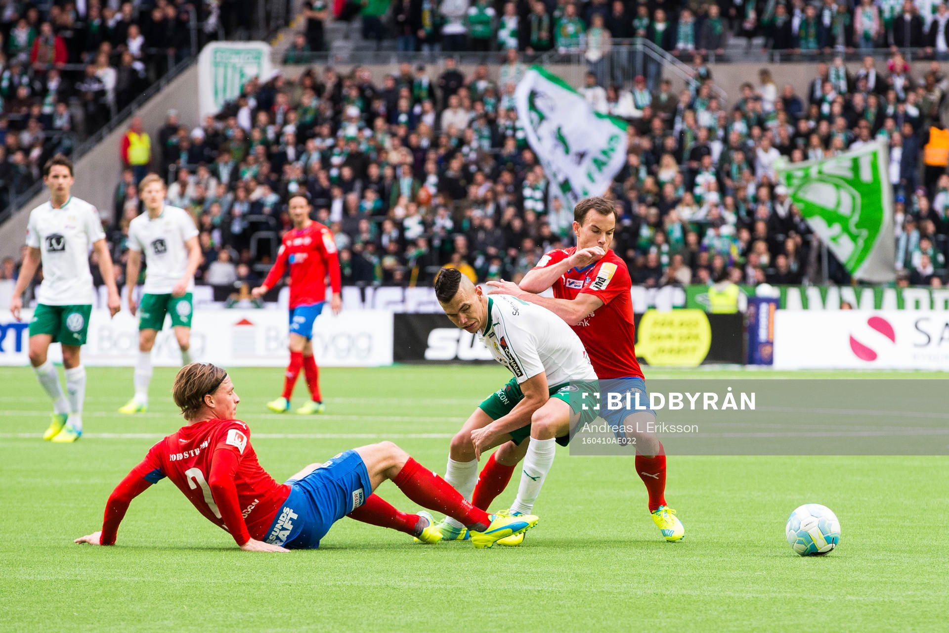 Helsingborgs Carl Johansson och Anton Wede i kamp om bollen med Hammarbys Alexssander Medeiros de Azeredo under fotbollsmatchen i Allsvenskan mellan Hammarby och Helsingborg den 10 april 2016 i Stockholm.