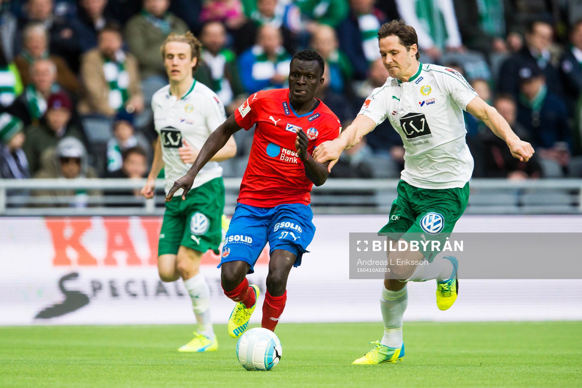 Helsingborgs Lalawélé Atakora i kamp om bollen med