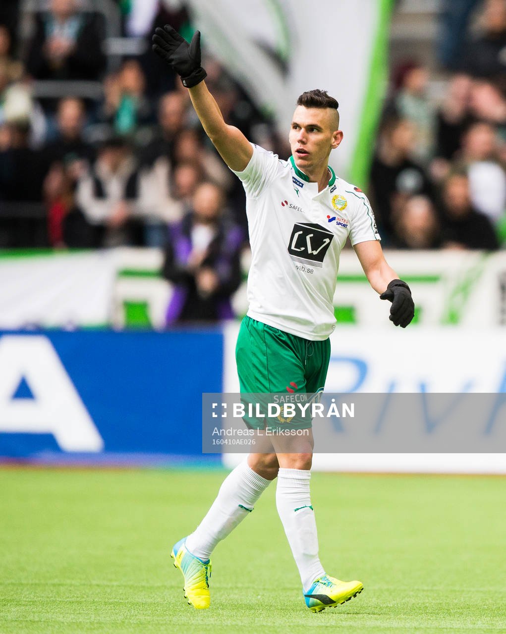 Hammarbys Alexssander Medeiros de Azeredo tackar publiken