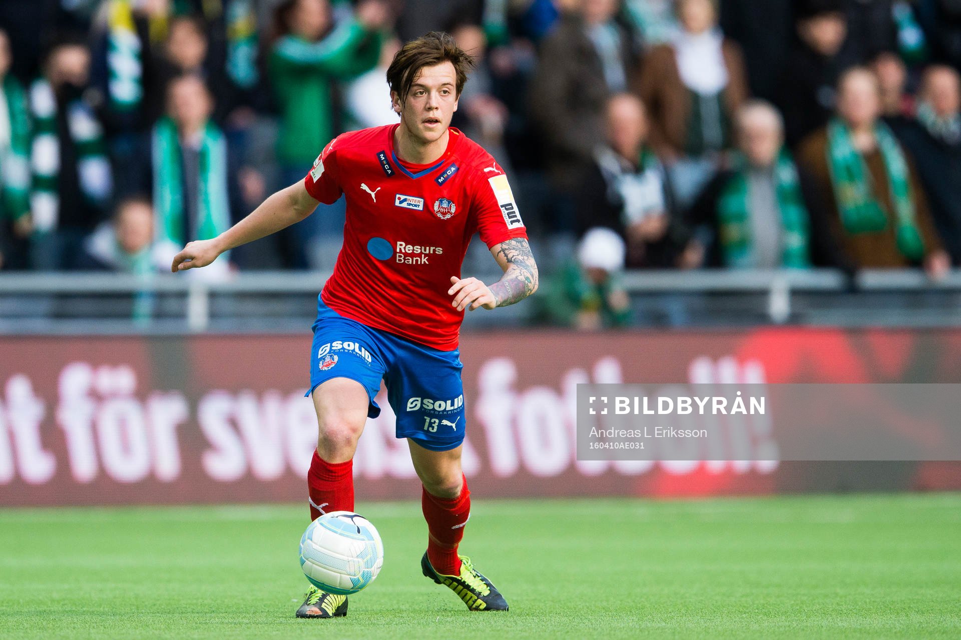 Helsingborgs Alexander Achinioti-Jönsson med bollen under fotbollsmatchen i Allsvenskan mellan Hammarby och Helsingborg den 10 april 2016 i Stockholm.