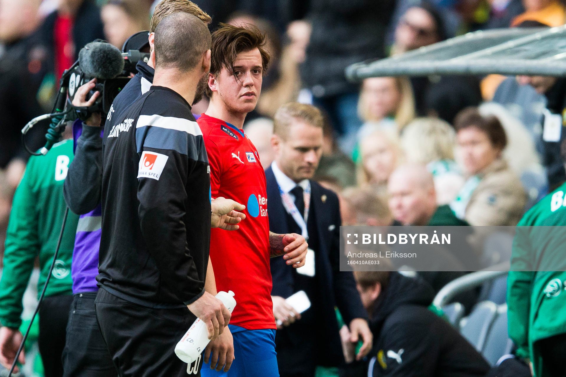 Helsingborgs Alexander Achinioti-Jönsson kliver av planen