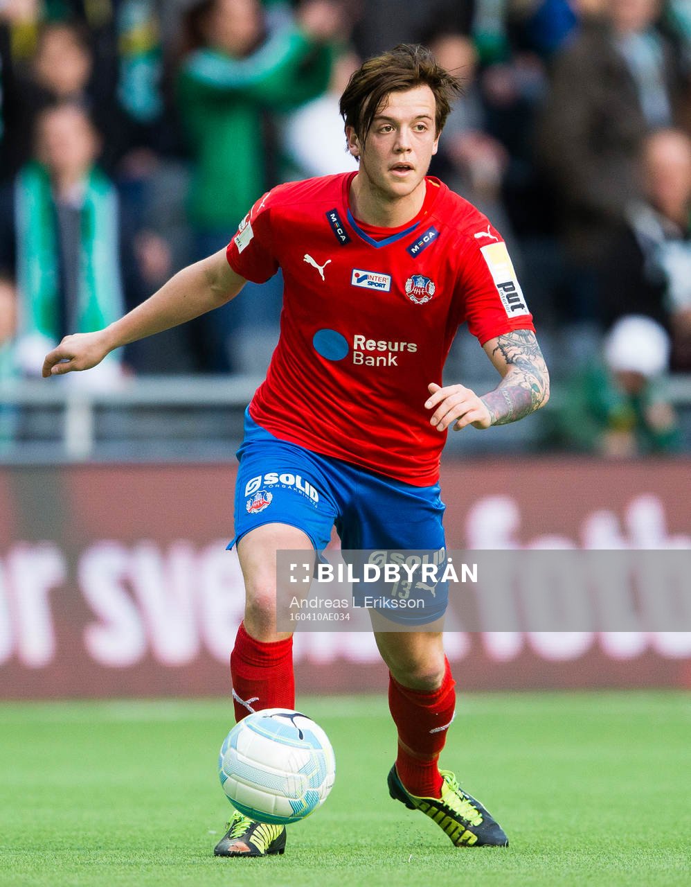 Helsingborgs Alexander Achinioti-Jönsson med bollen under fotbollsmatchen i Allsvenskan mellan Hammarby och Helsingborg den 10 april 2016 i Stockholm. 