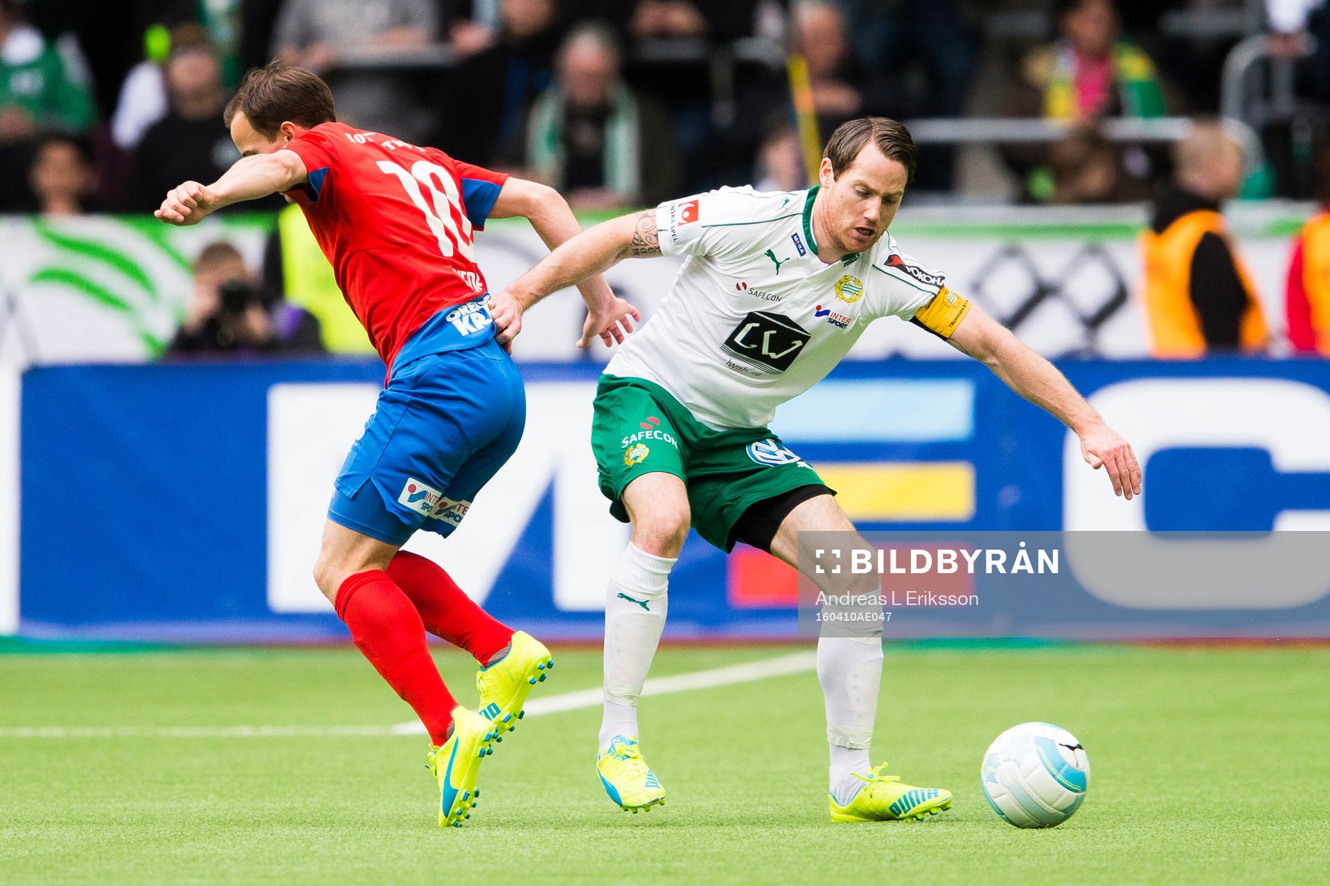 Helsingborgs Anton Wede i kamp om bollen med Hammarbys