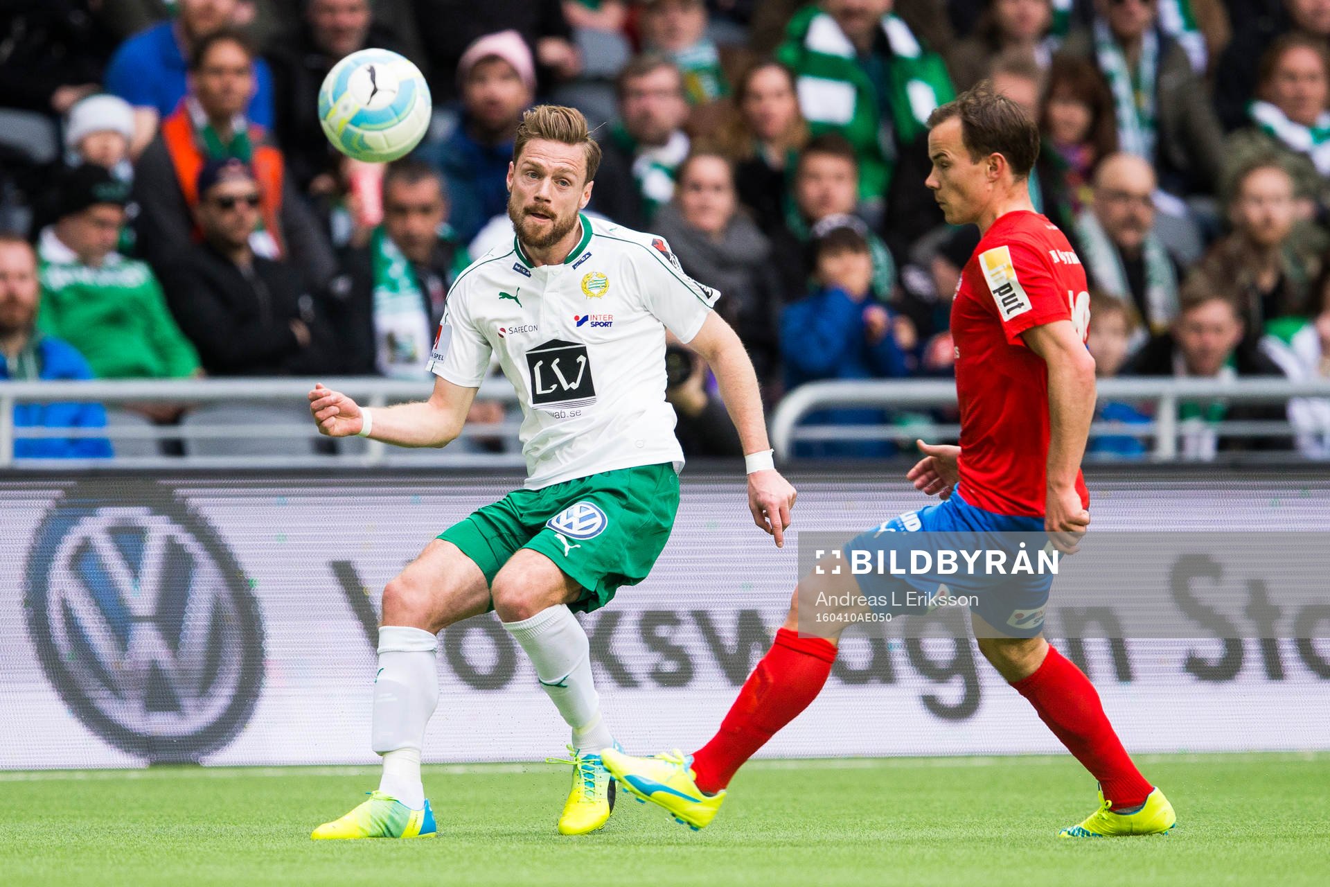 Hammarbys Arnor Smarason med ett inlägg förbi