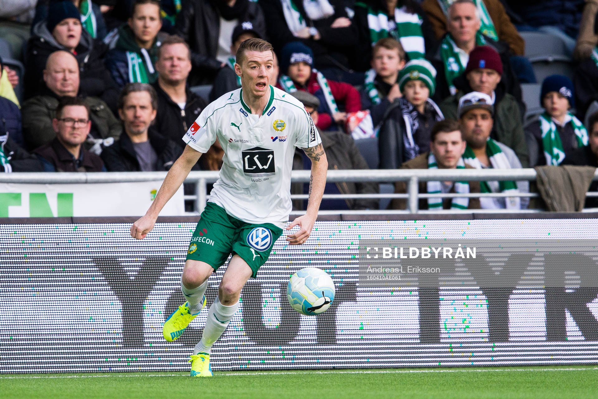 Hammarbys Birkir Már Saevarsson med bollen