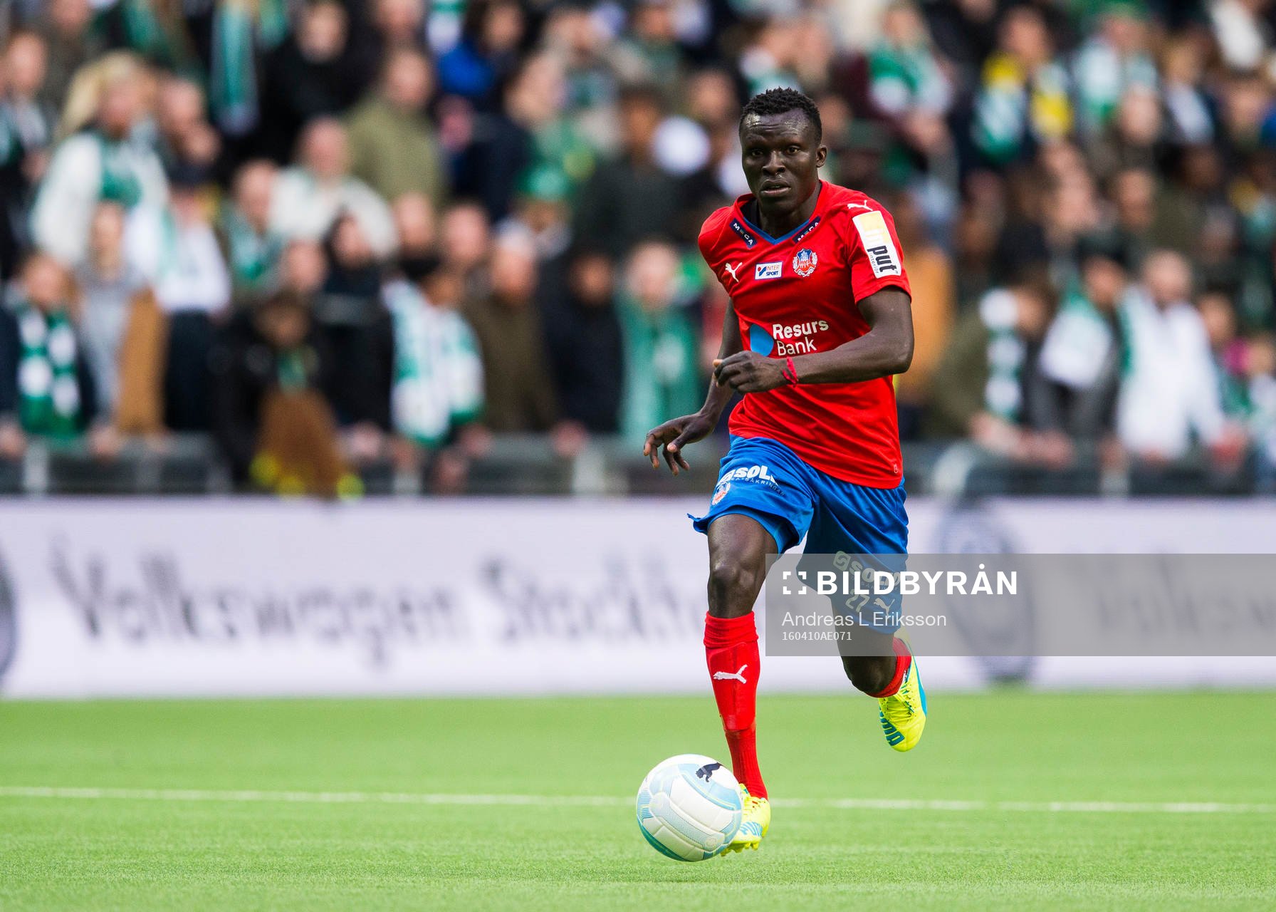 Helsingborgs Lalawélé Atakora med bollen