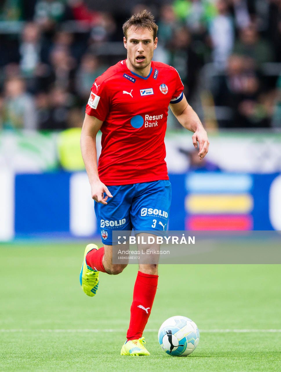 Helsingborgs Frederik Helstrup med bollen