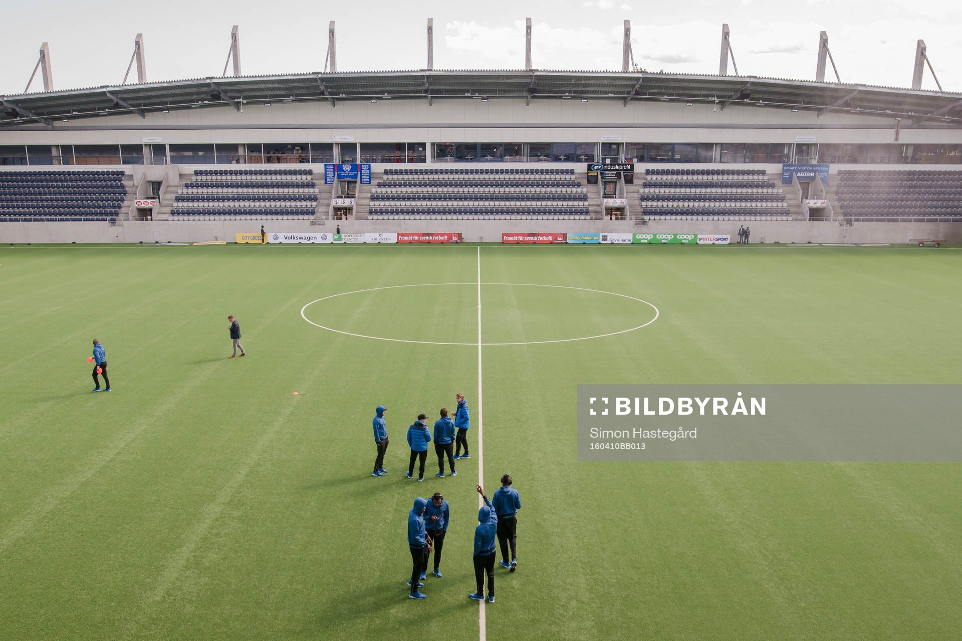 Djurgårdens spelare på planen före fotbollsmatchen i