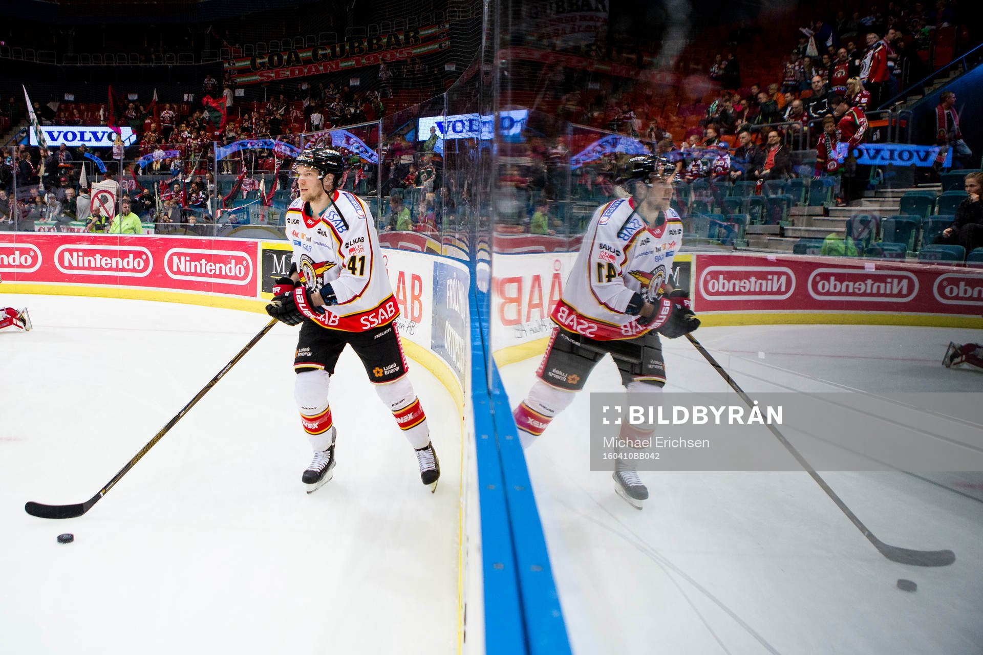 Luleås Ilari Melart värmer upp innan semifinal 5 i