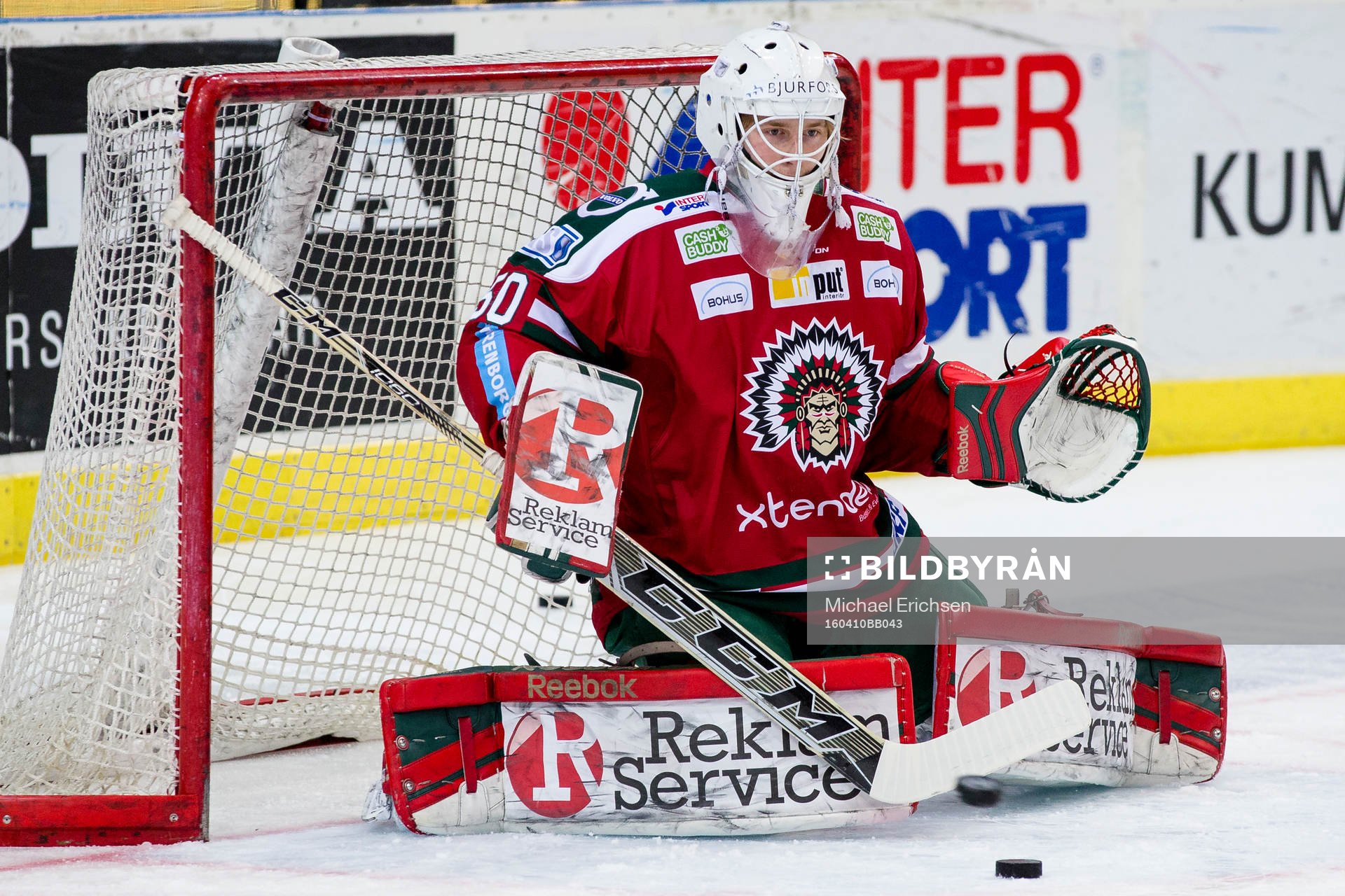 Frölundas målvakt Victor Brattström värmer upp innan