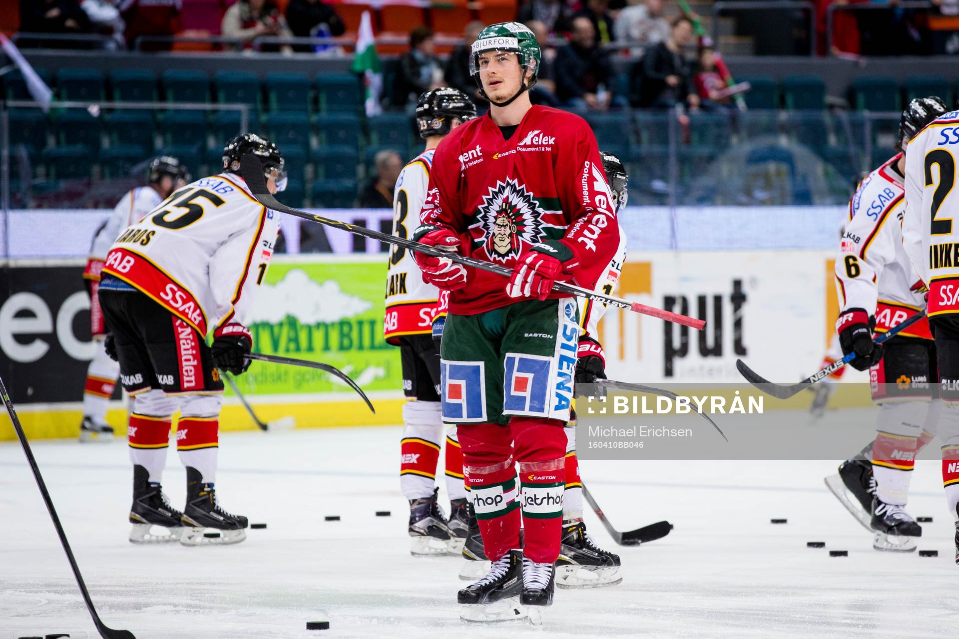 Frölundas Johan Sundström värmer upp innan semifinal 5 i