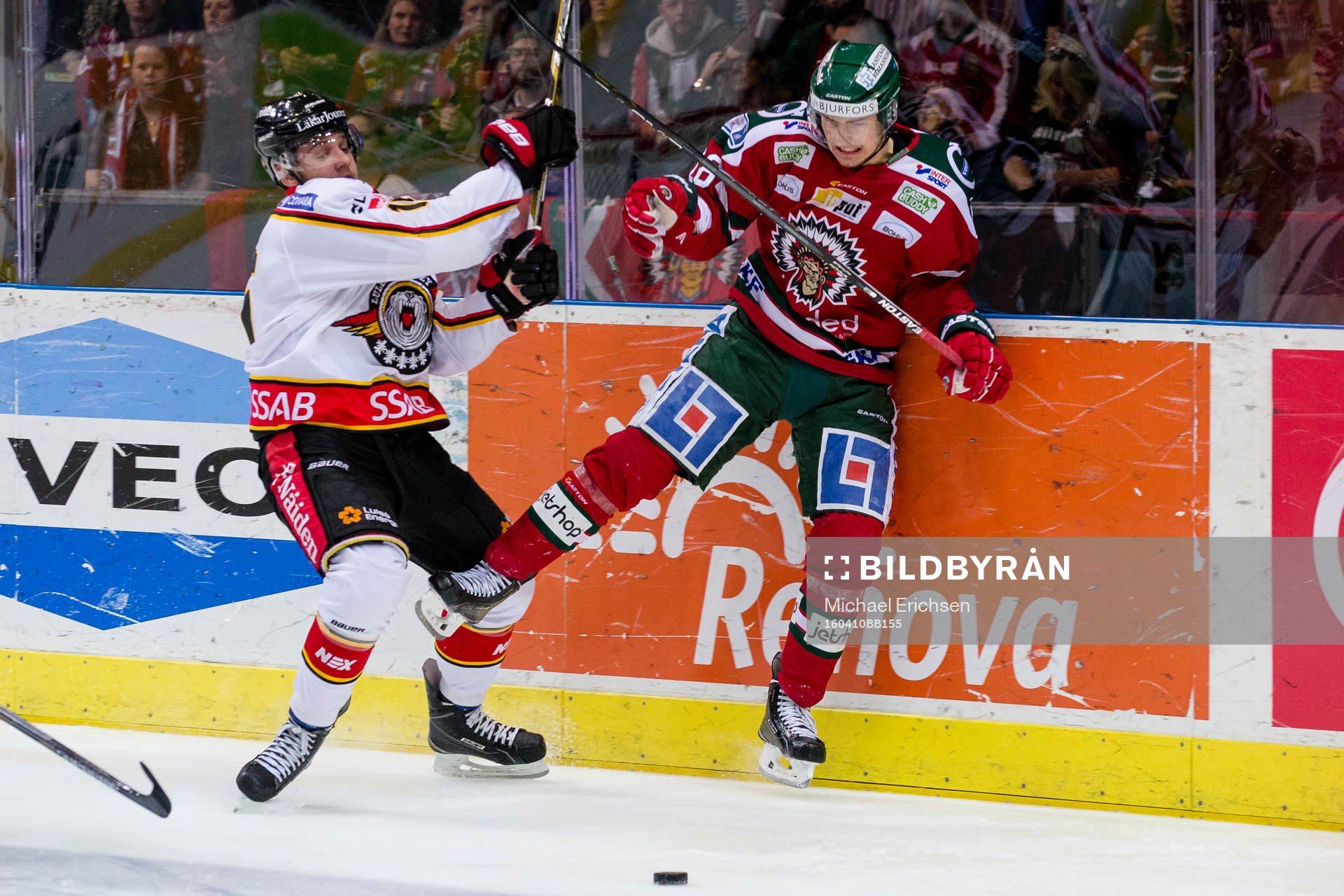 Luleås Christian Jaros tacklar Frölundas Johan Sundström