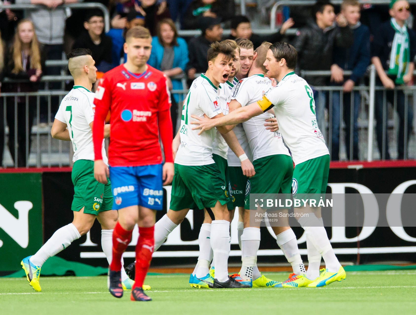 Hammarbys Erik Israelsson gör 1-1 och gratuleras av