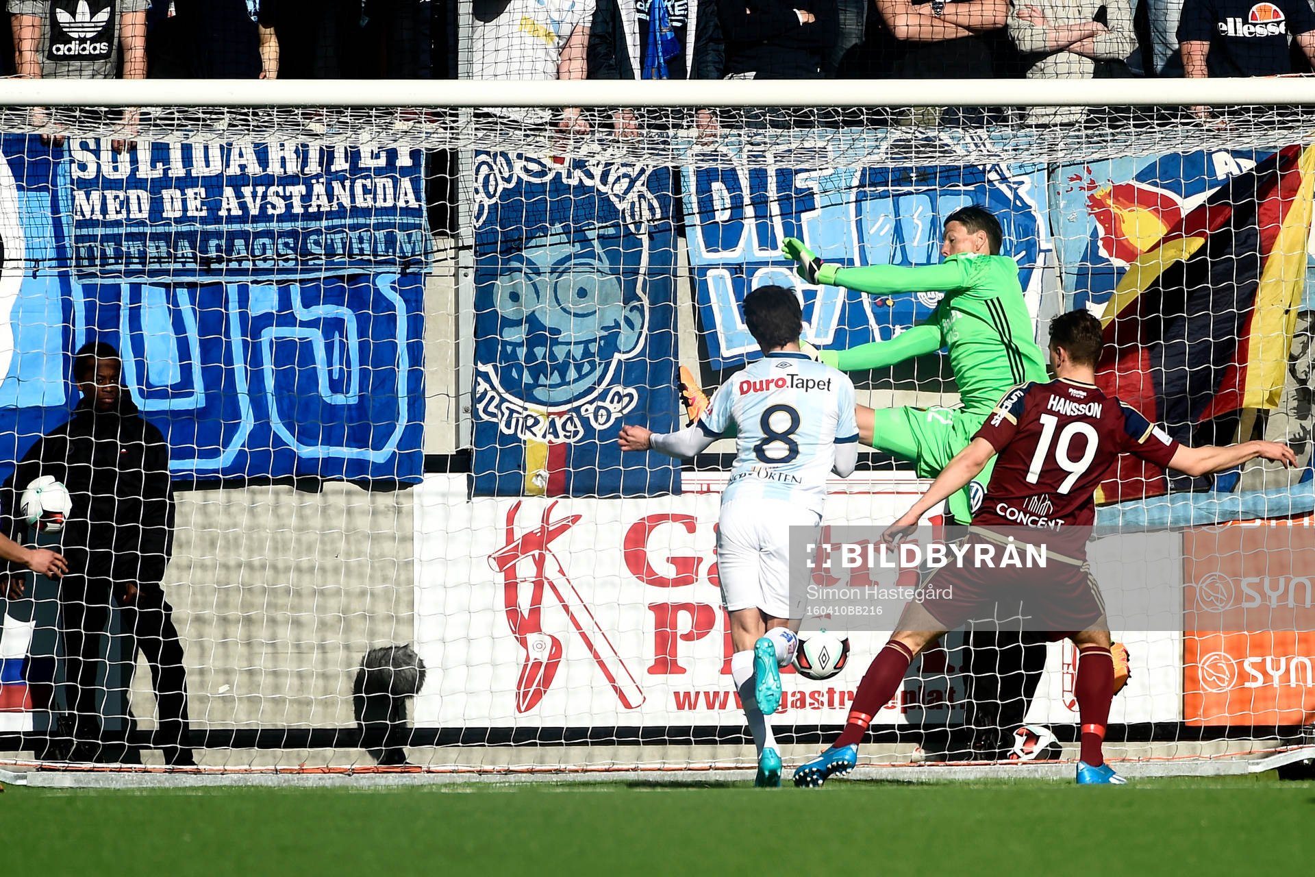 Gefles Simon Skrabb gör 1-0 bakom Djurgårdens målvakt Kenneth Høie och Marcus Hansson under fotbollsmatchen i Allsvenskan mellan Gefle och Djurgården den 10 April 2016 i Gävle.