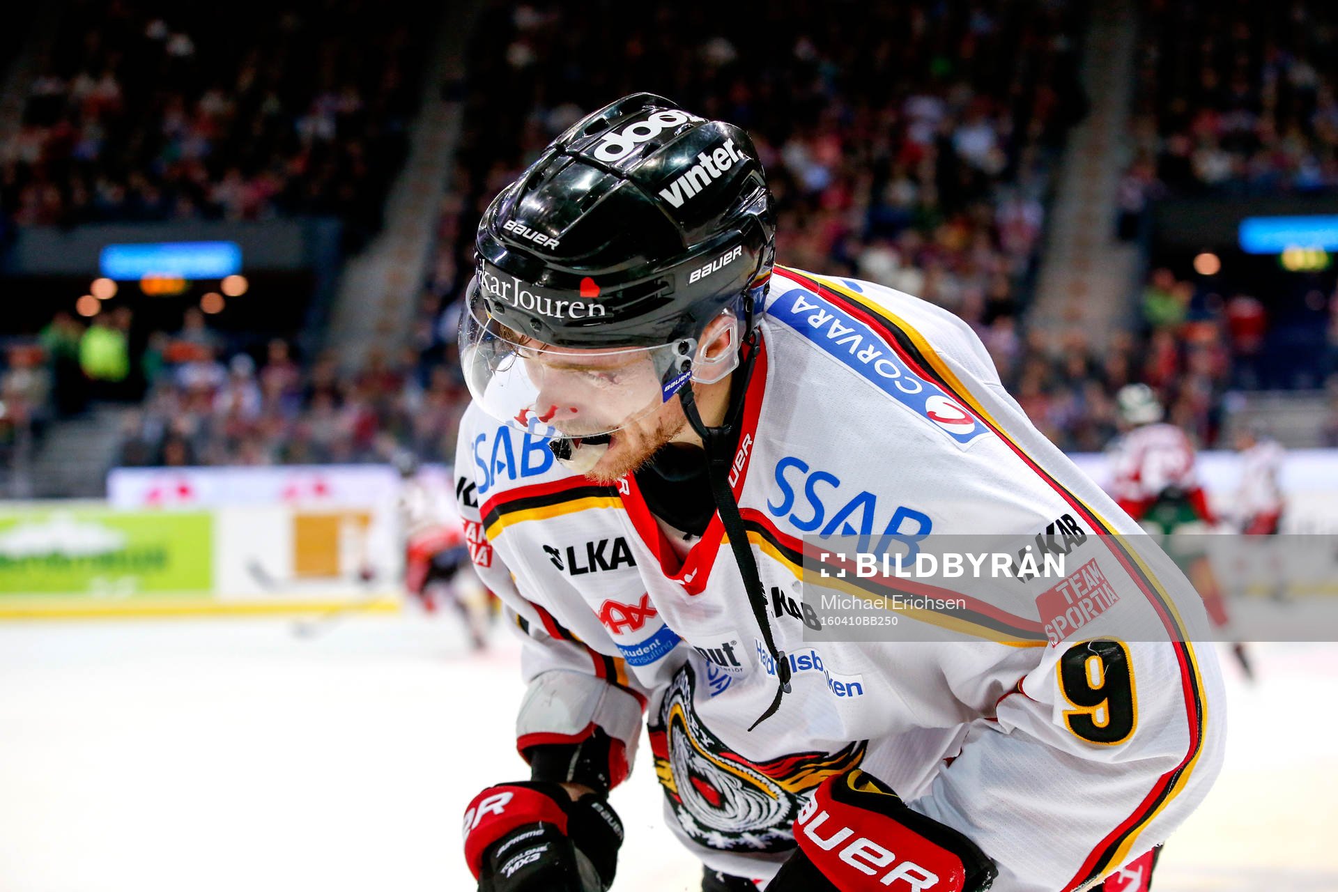 Luleås Johan Forsberg har träffats av pucken i ansiktet