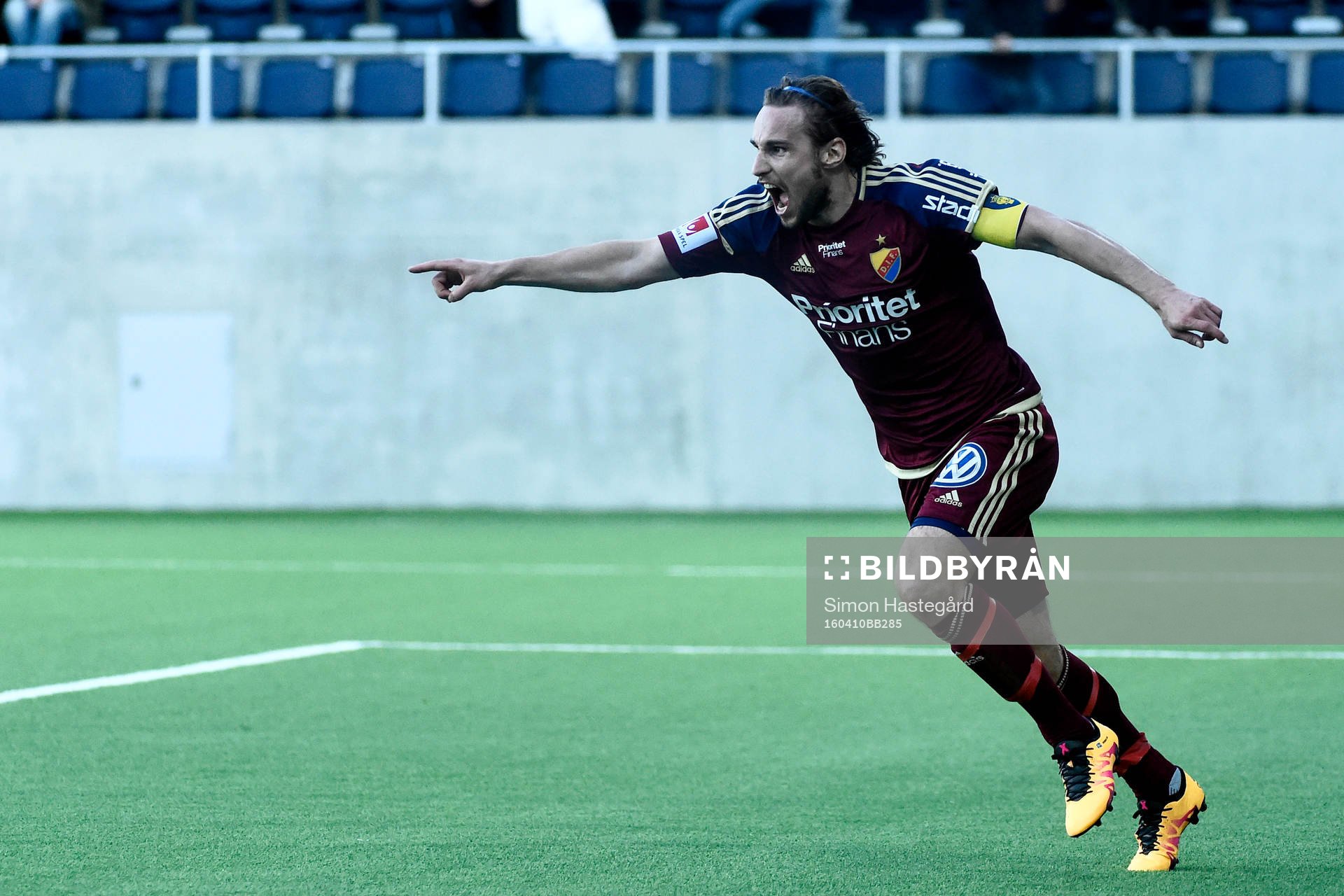 Djurgårdens Kevin Walker jublar efter 1-2 under fotbollsmatchen i Allsvenskan mellan Gefle och Djurgården den 10 April 2016 i Gävle.