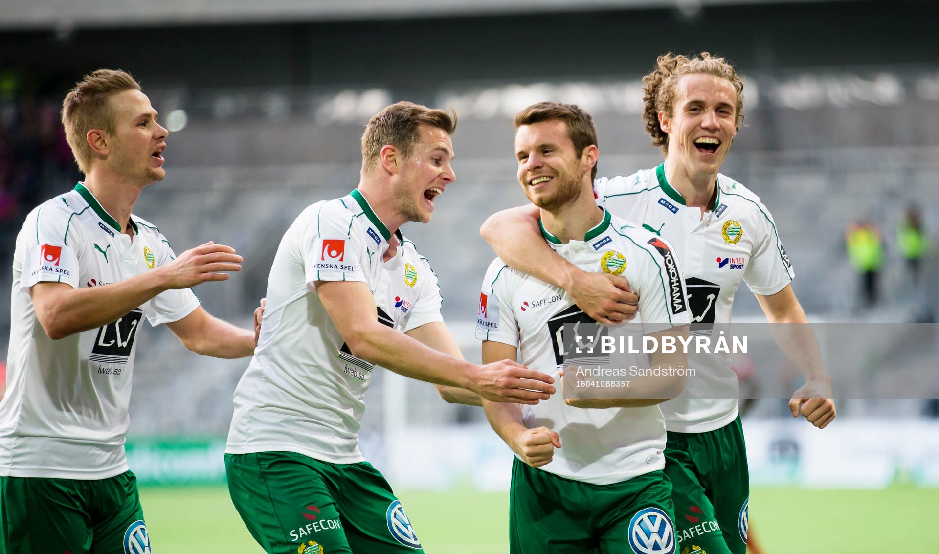a höger) gör 4-1 och firar med Erik Israelsson (v),