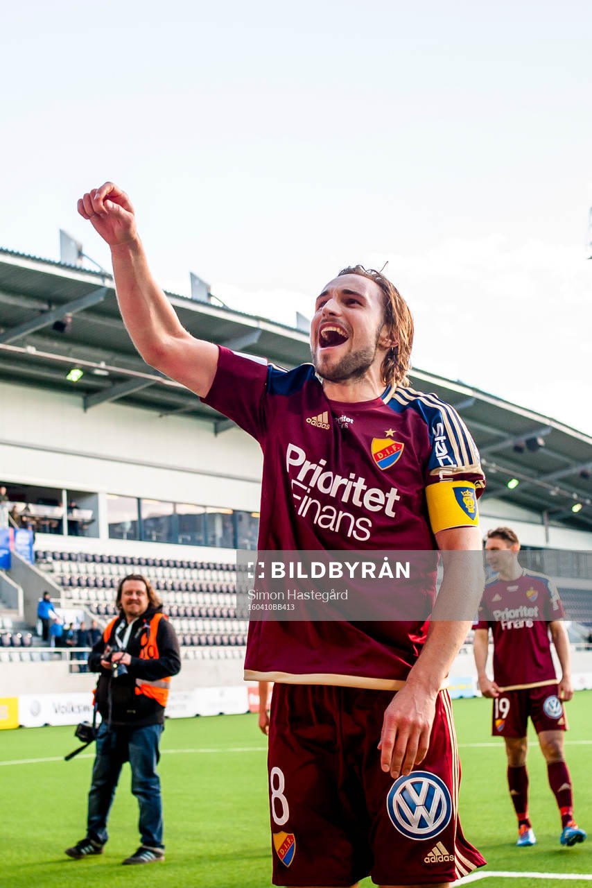Djurgårdens Kevin Walker jublar med publiken