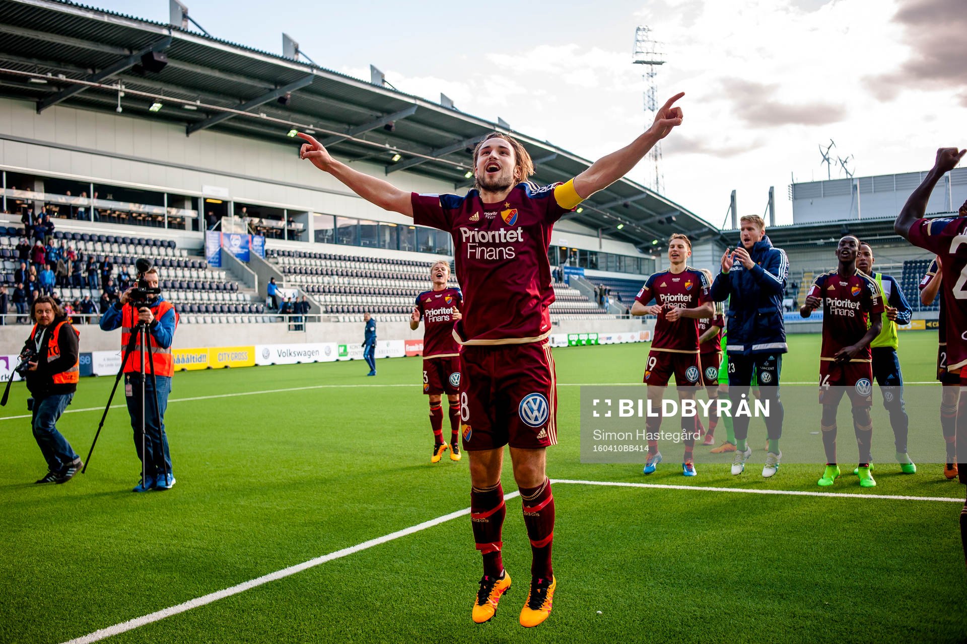 Djurgårdens Kevin Walker jublar med publiken
