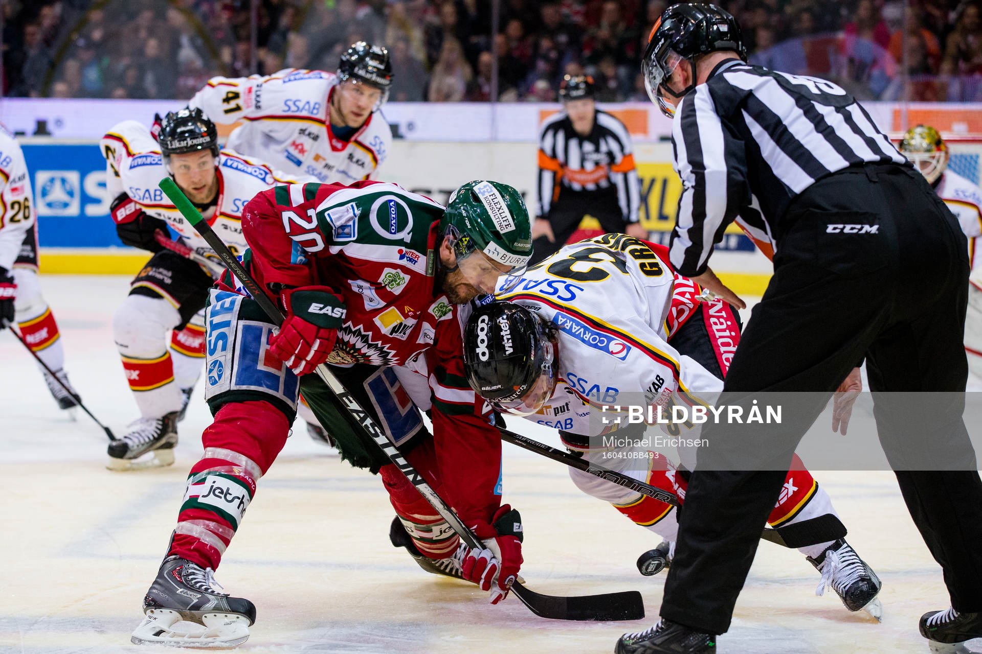 Frölundas Joel Lundqvist tekar mot Luleås Jonathan