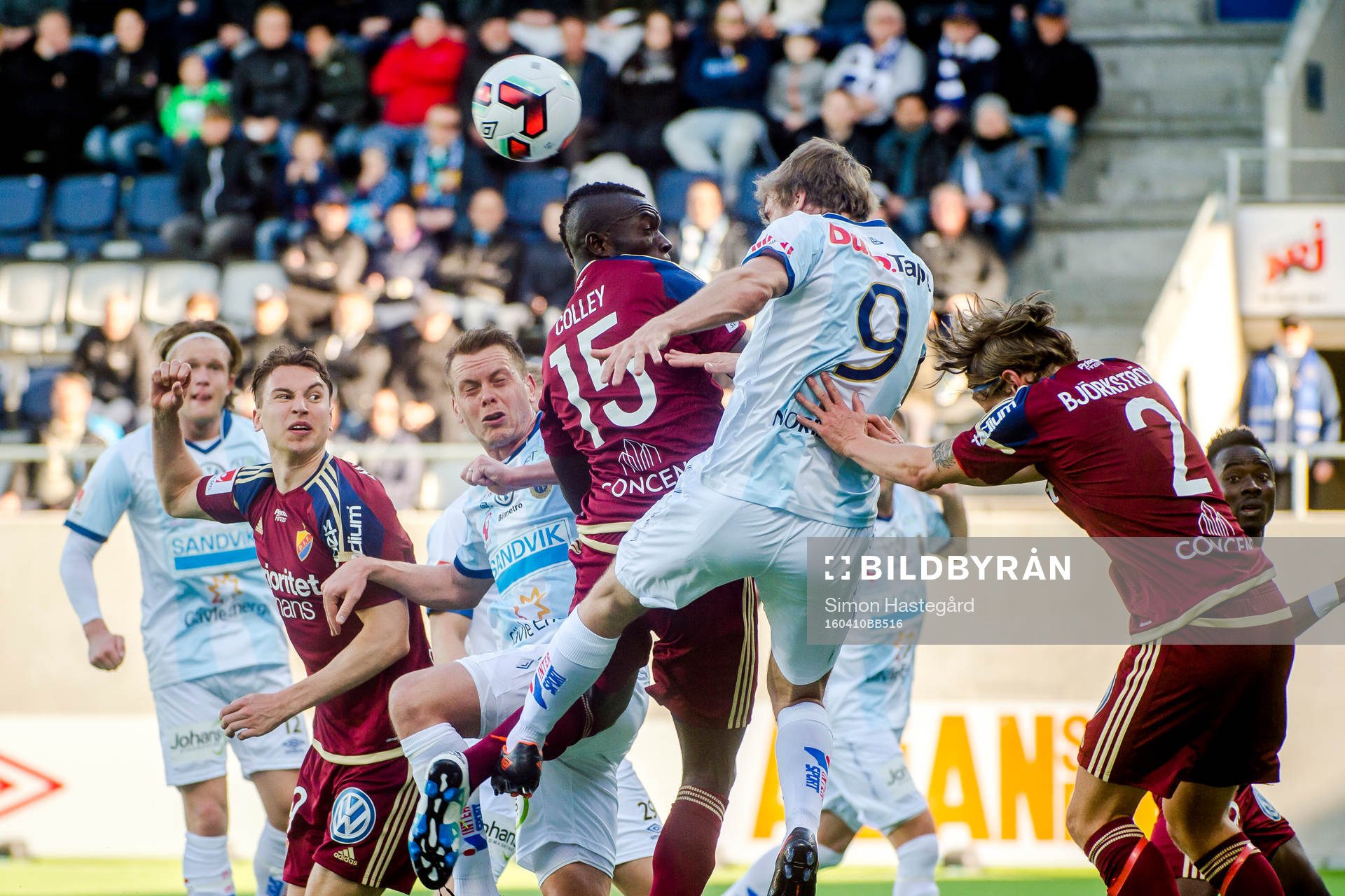 Djurgårdens Omar Colley och Gefles Johan Oremo i en