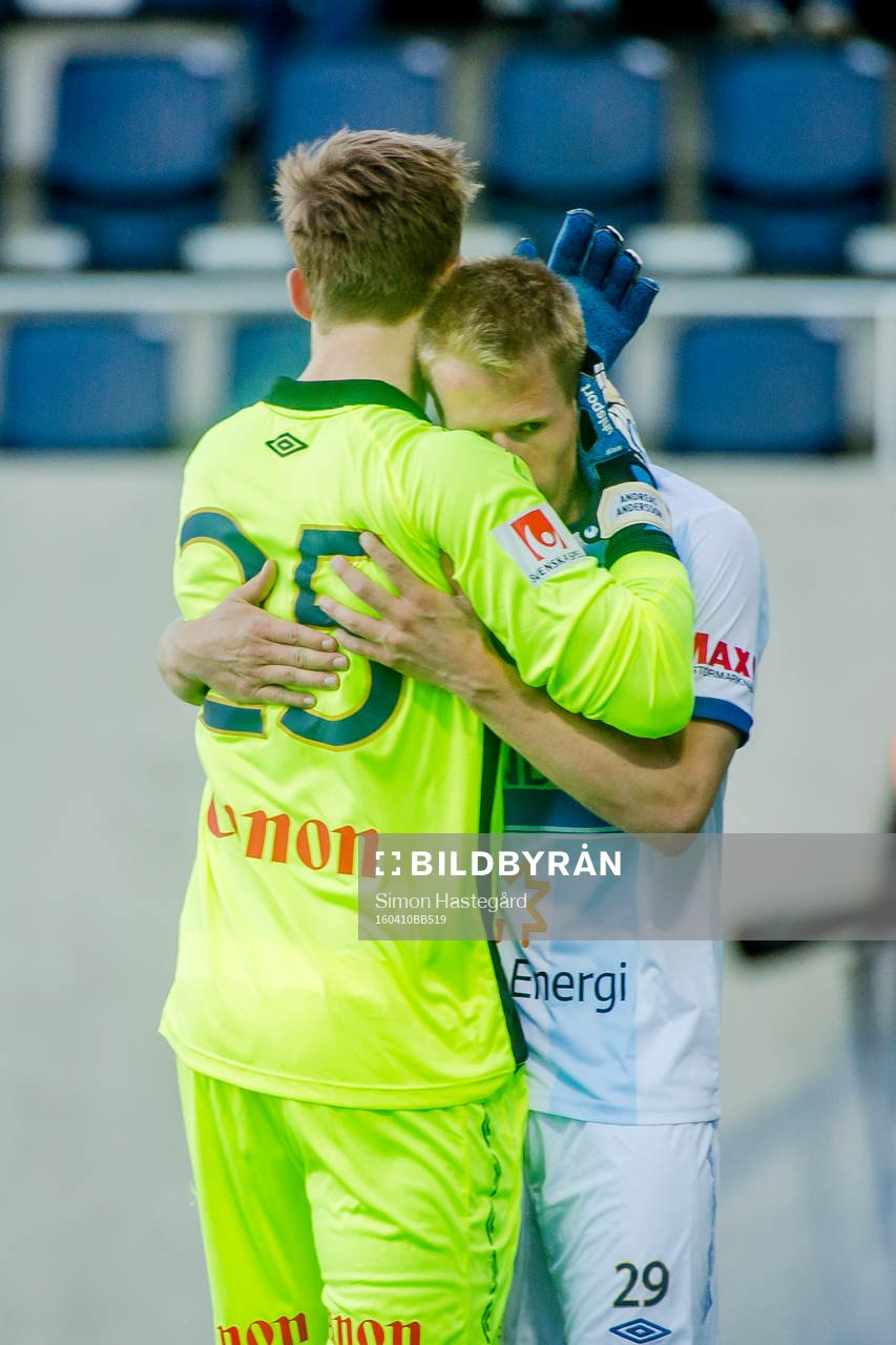 Gefles målvakt Andreas Andersson kramar om Martin