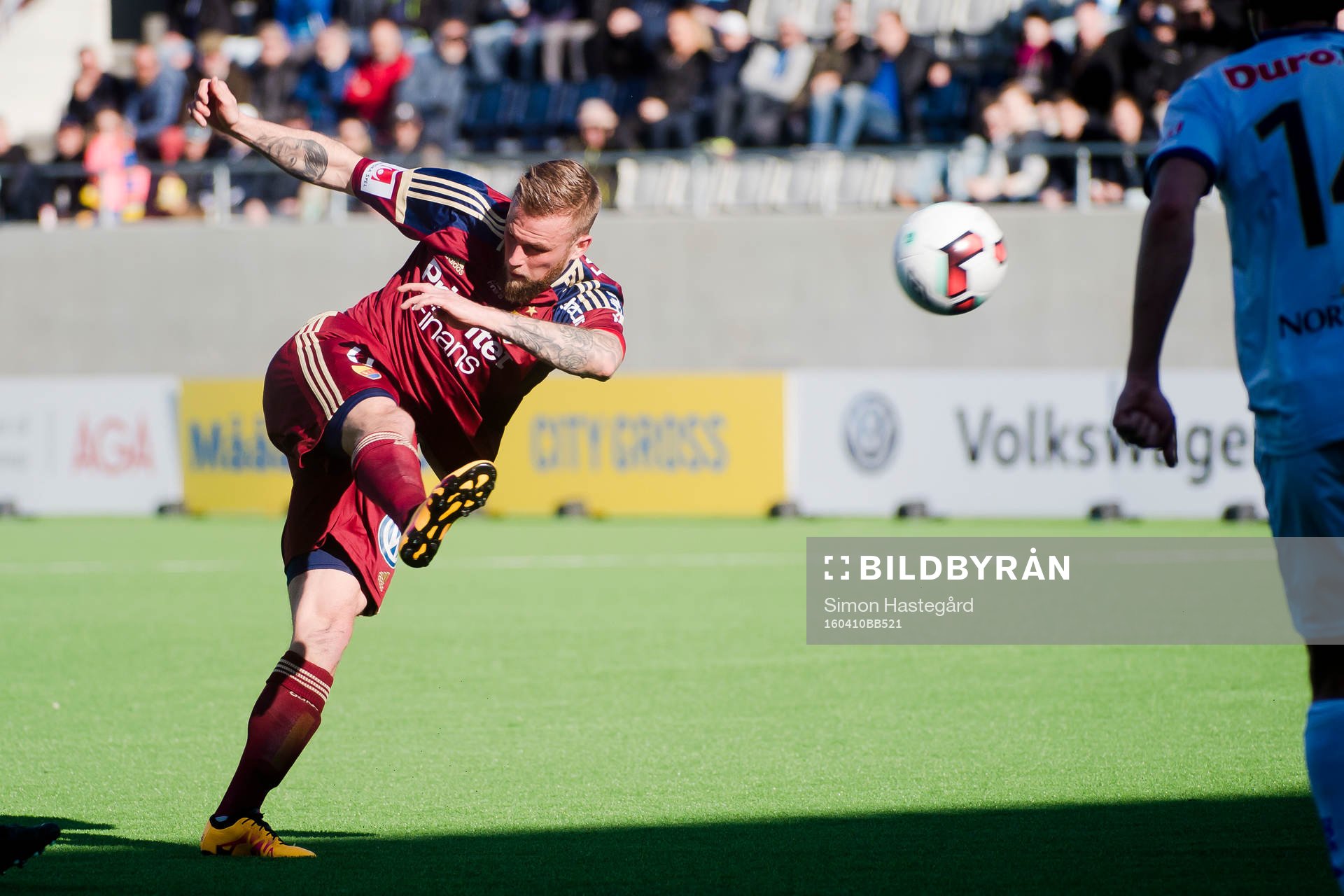 Djurgårdens Alexander Faltsetas provar skott
