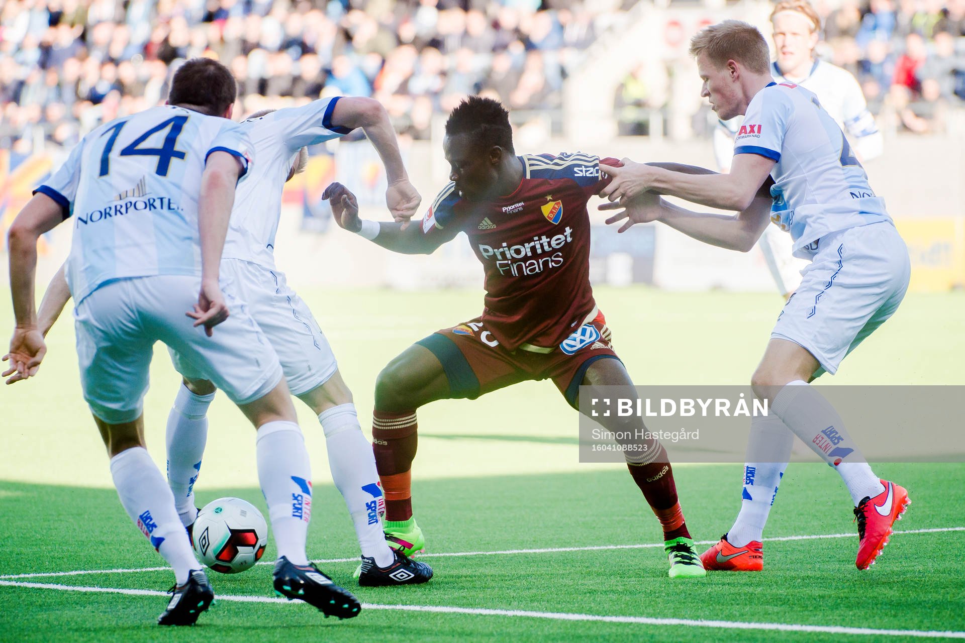 Djurgårdens Sam Johnson i en kamp mot Gefles försvar