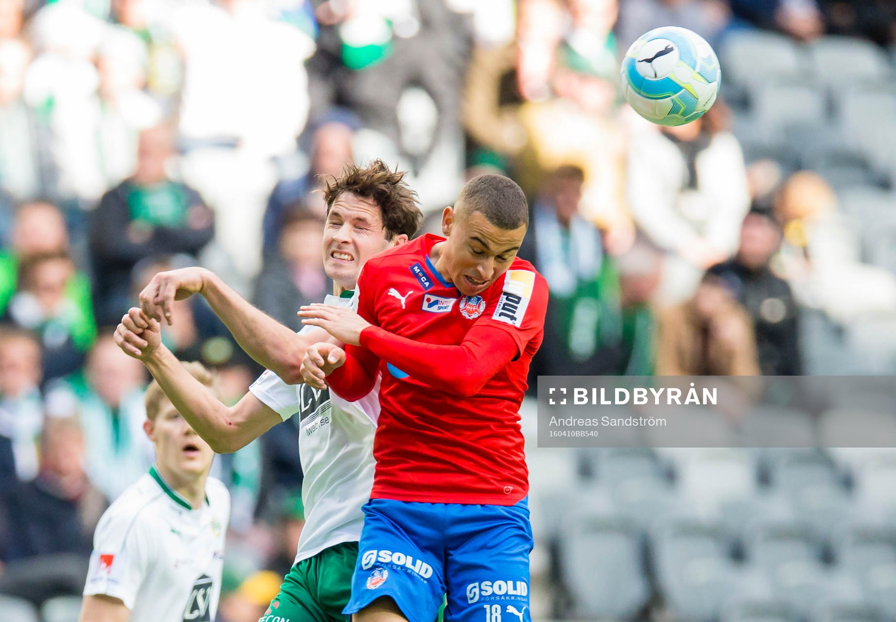 Helsingborgs Jordan Larsson i kamp om bollen med Hammarbys Philip Haglund under fotbollsmatchen i Allsvenskan mellan Hammarby och Helsingborg den 10 April 2016 i Stockholm.
