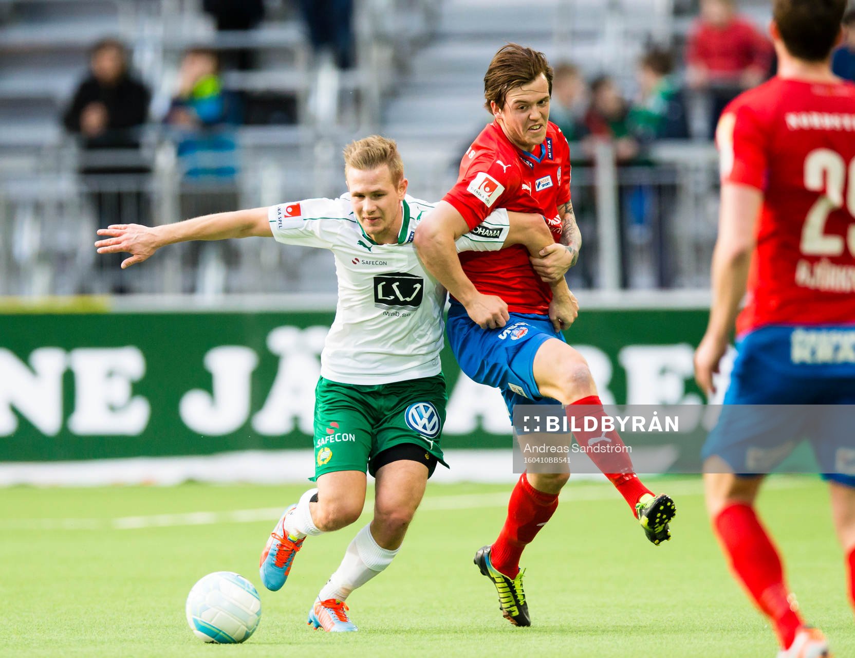 Hammarbys Erik Israelsson i kamp om bollen med Helsingborgs Alexander Achinioti-Jönsson under fotbollsmatchen i Allsvenskan mellan Hammarby och Helsingborg den 10 April 2016 i Stockholm. 