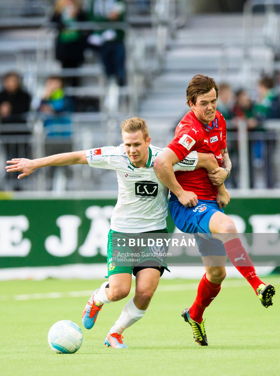 Hammarbys Erik Israelsson i kamp om bollen med Helsingborgs Alexander Achinioti-Jönsson under fotbollsmatchen i Allsvenskan mellan Hammarby och Helsingborg den 10 April 2016 i Stockholm.