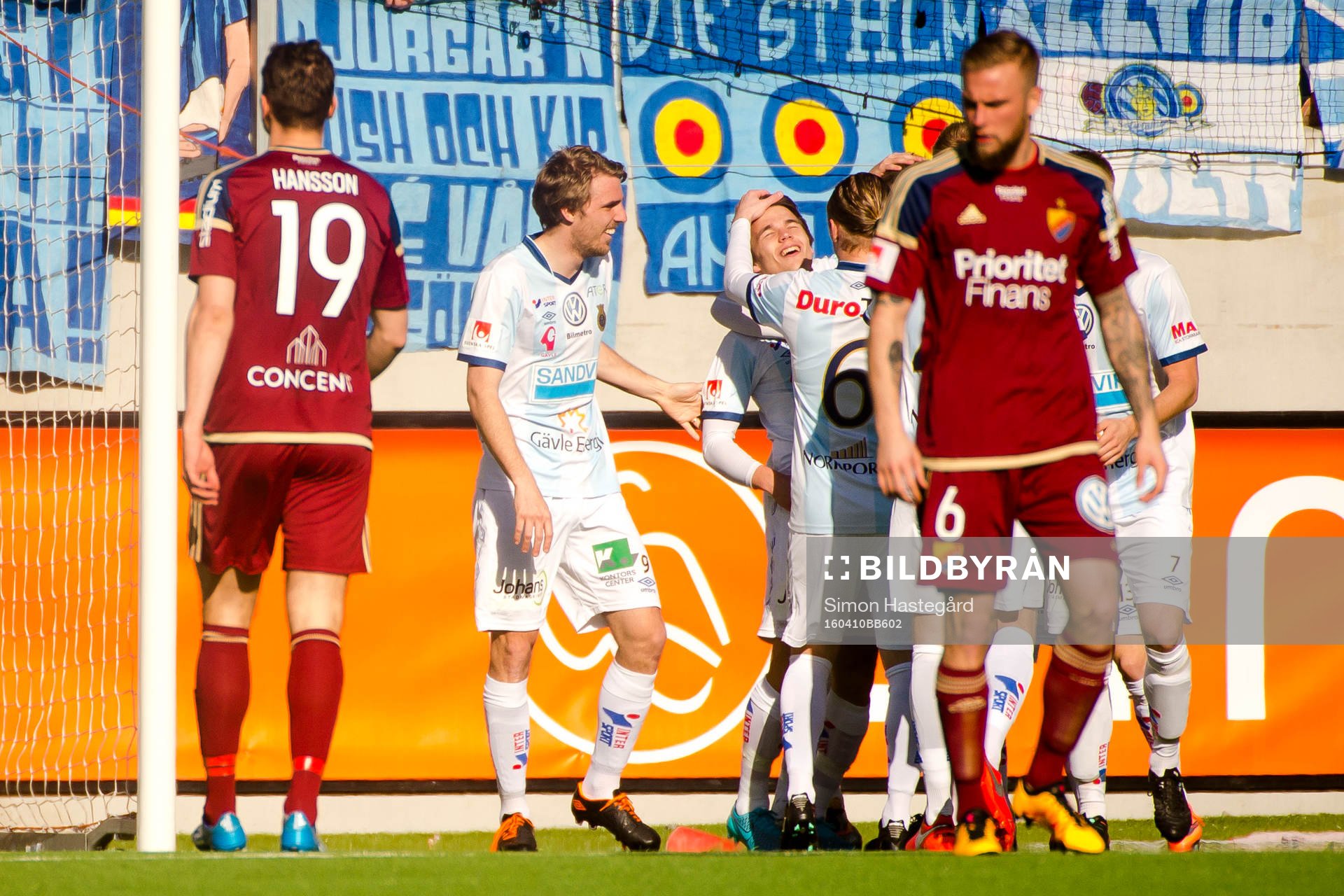 Gefles Johan Oremo och Simon Skrabb  jublar