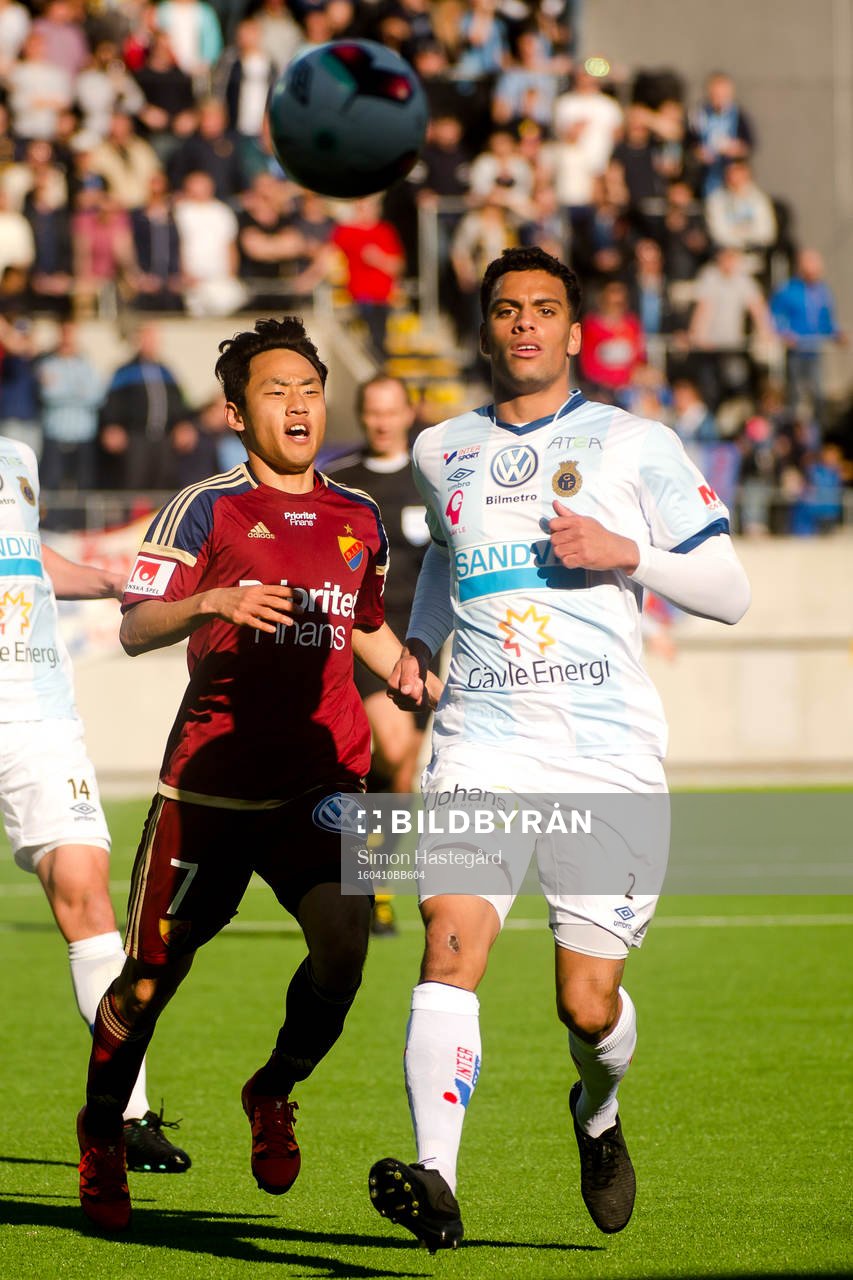 Djurgårdens Seon-Min Moon och Gefles Joshua Nadeau under fotbollsmatchen i Allsvenskan mellan Gefle och Djurgården den 10 April 2016 i Gävle.